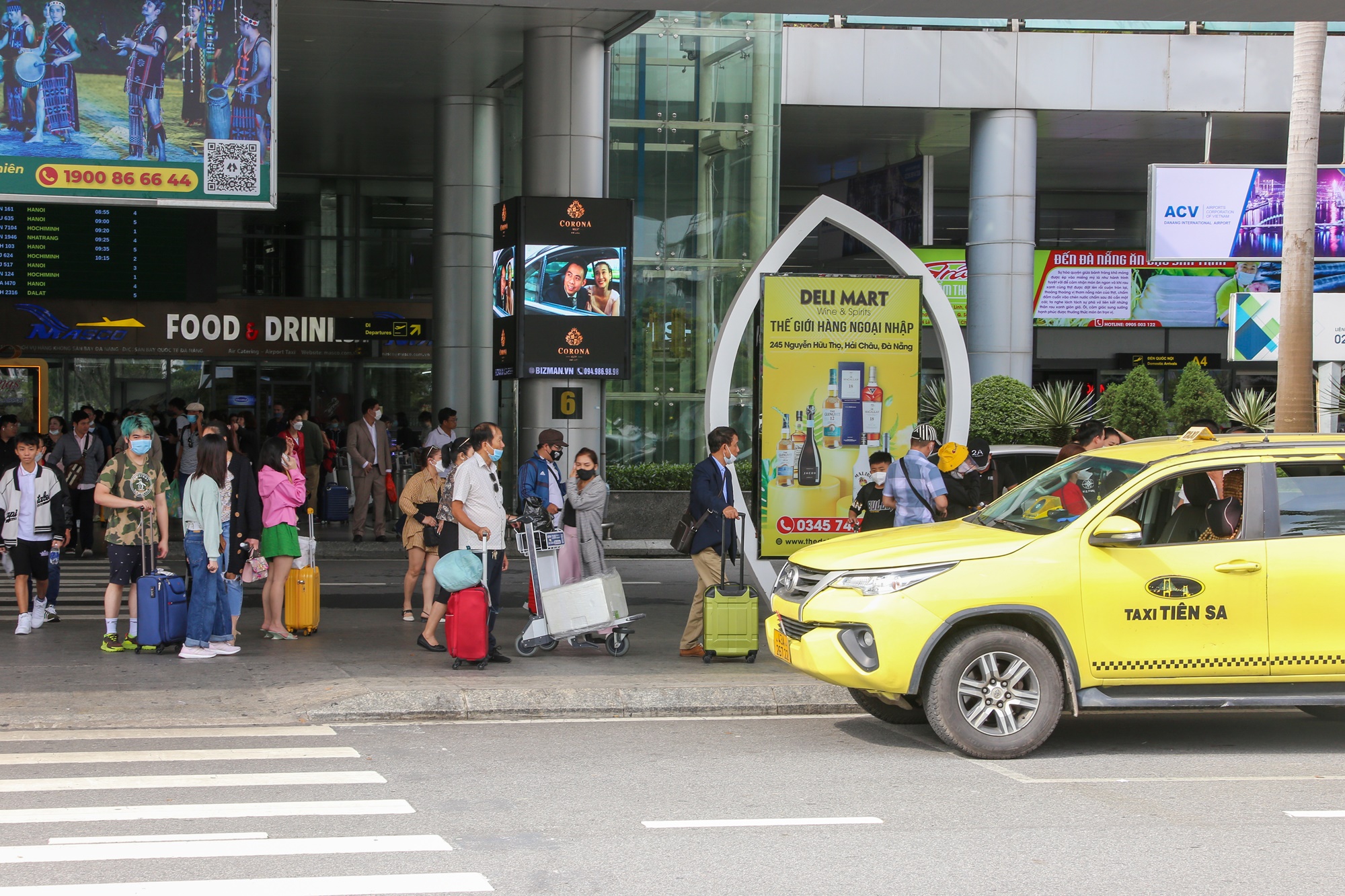 Sân bay Đà Nẵng nêm kín du khách ngày cuối năm, tài xế taxi “vui như Tết” - Ảnh 12.