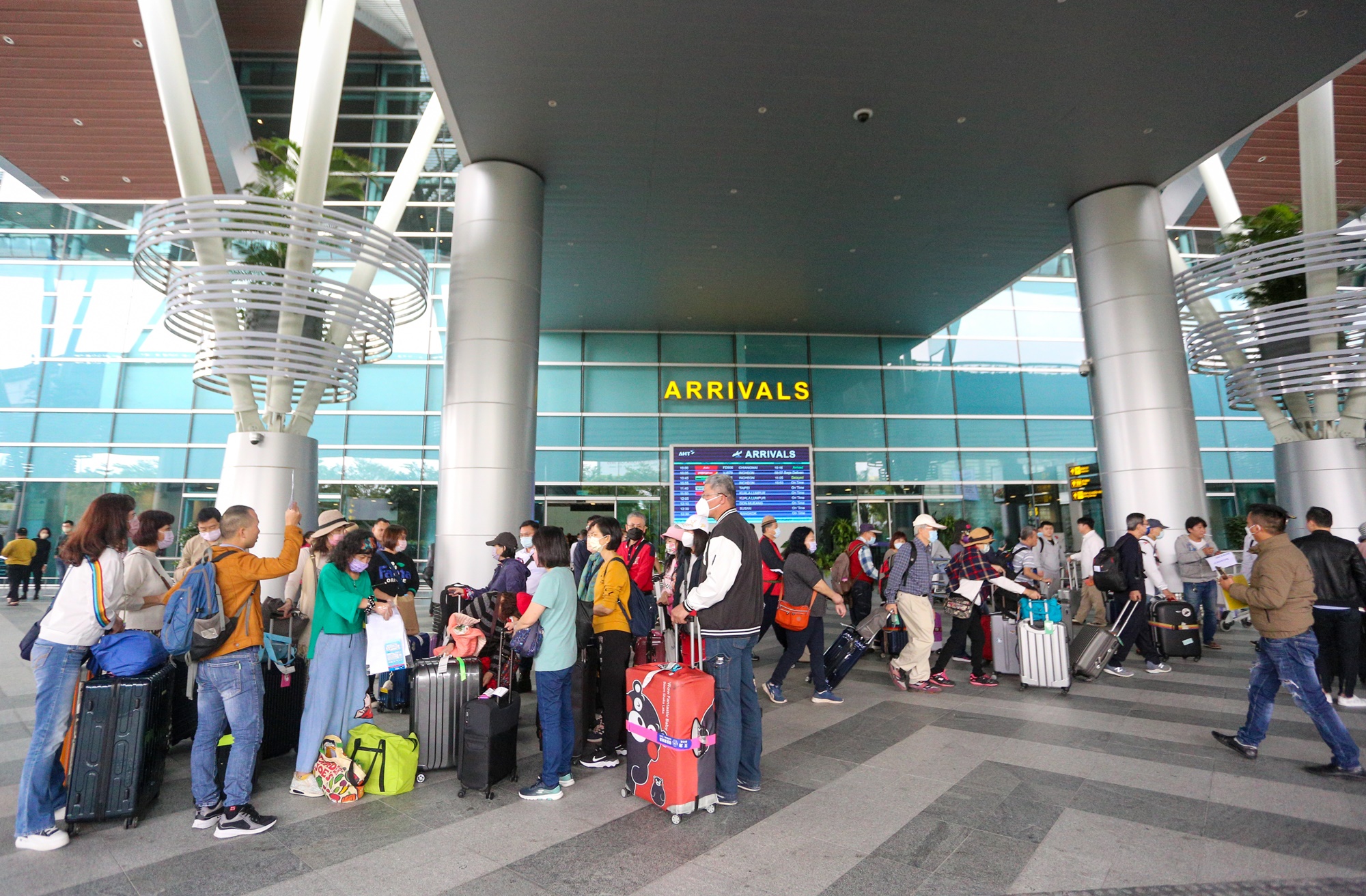 Sân bay Đà Nẵng nêm kín du khách ngày cuối năm, tài xế taxi “vui như Tết” - Ảnh 18.