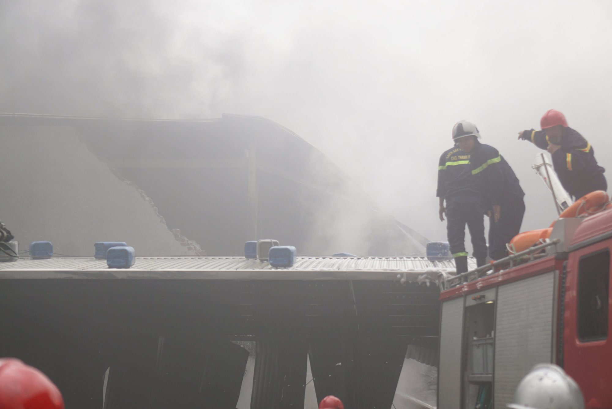 Cháy lớn tại công ty nhựa, hơn 100 cảnh sát nỗ lực dập lửa - Ảnh 6.