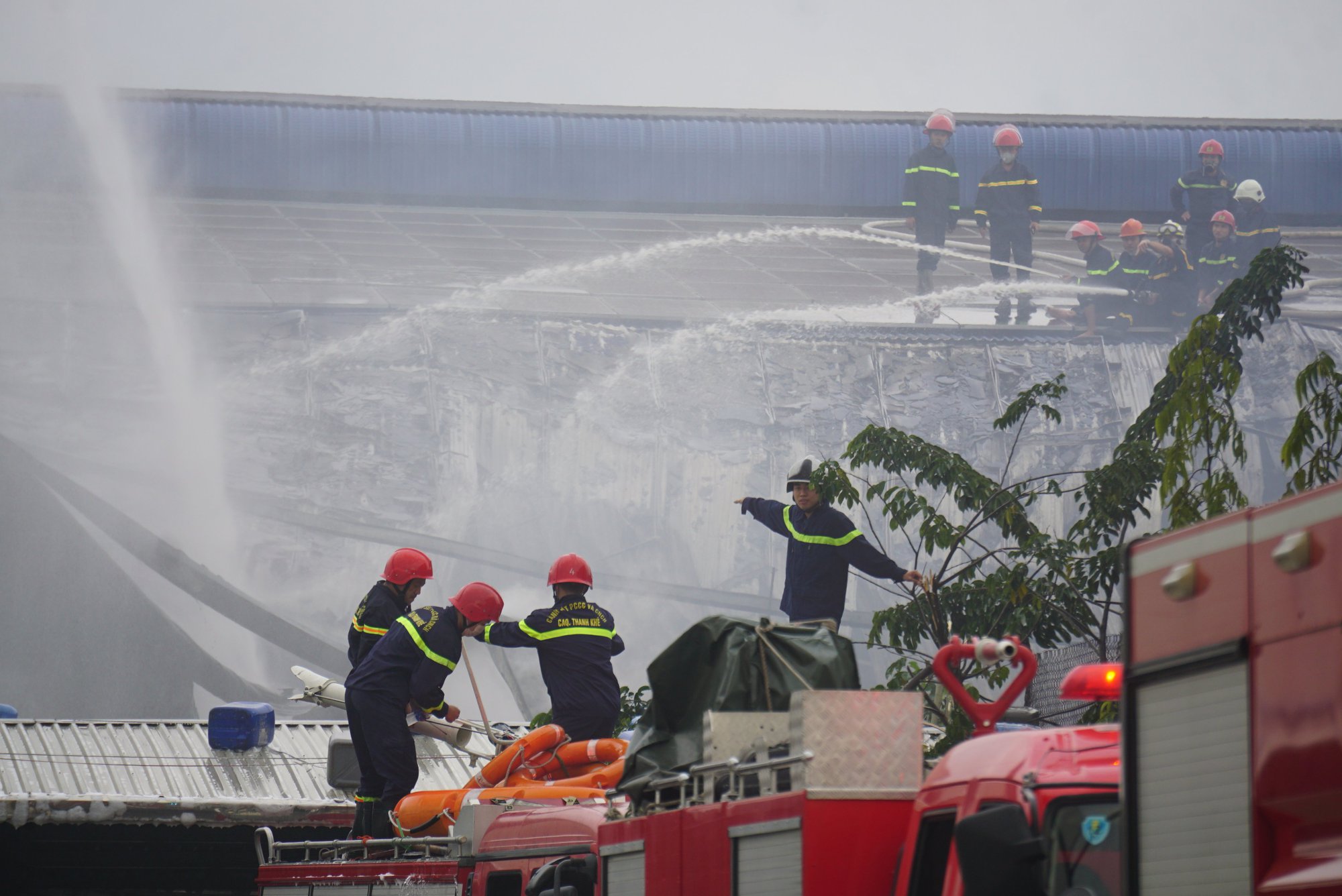 Cháy lớn tại công ty nhựa, hơn 100 cảnh sát nỗ lực dập lửa - Ảnh 7.