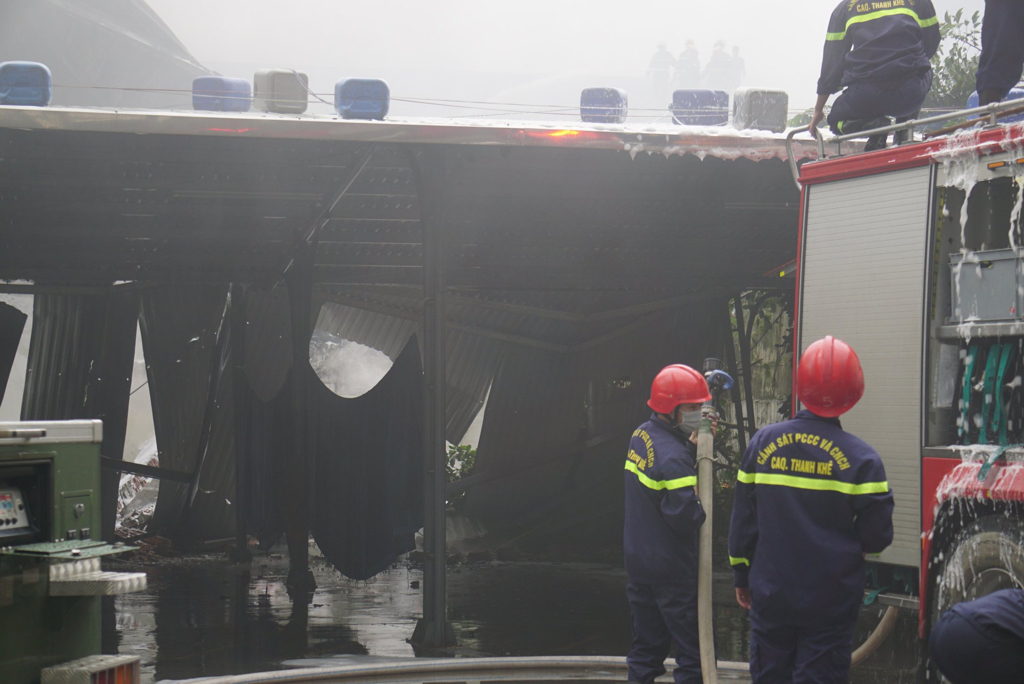 Cháy lớn tại công ty nhựa, hơn 100 cảnh sát nỗ lực dập lửa - Ảnh 5.