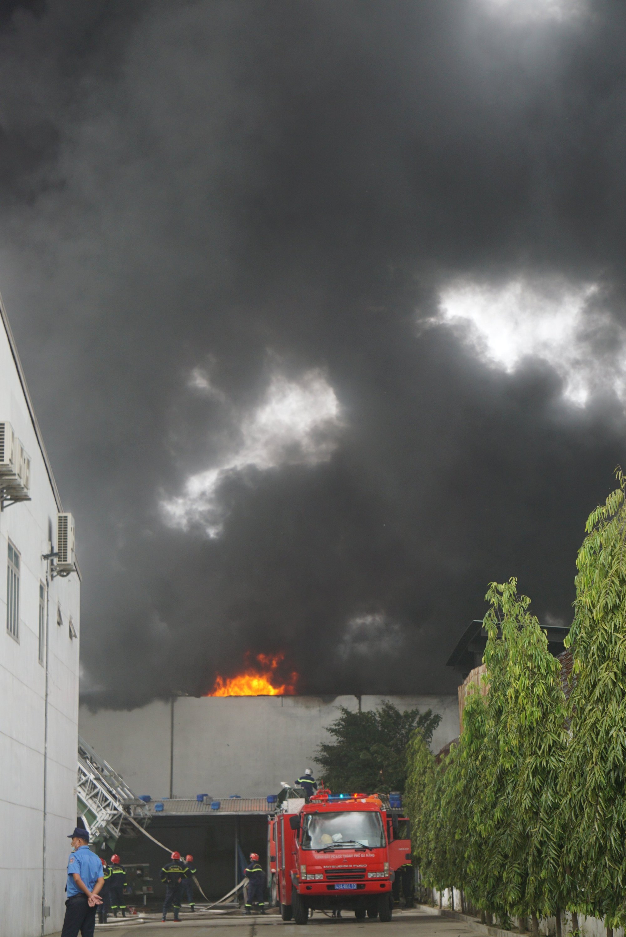 Cháy lớn tại công ty nhựa, hơn 100 cảnh sát nỗ lực dập lửa - Ảnh 7.