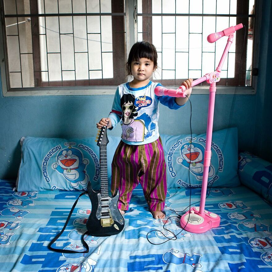 Bộ ảnh ngọt ngào và đáng suy ngẫm: Nhiếp ảnh gia đi khắp thế giới chụp lại ảnh trẻ em cùng món đồ chơi yêu thích nhất của chúng - Ảnh 2.