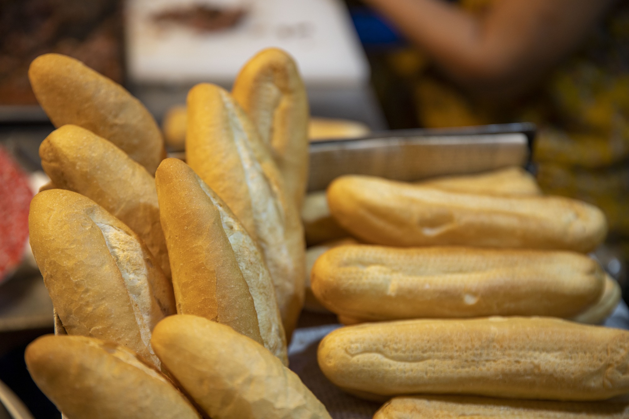Hàng bánh mì pate “sinh ra” từ ngã tư cột đèn, chẳng có tên chính thức mà hương vị lan tỏa bốn phương - Ảnh 5.