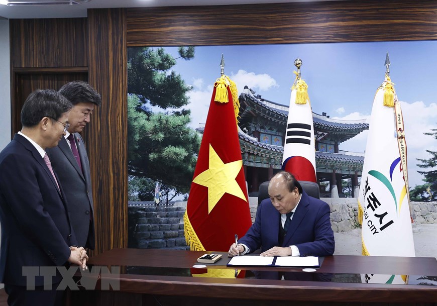 Hình ảnh hoạt động của Chủ tịch nước Nguyễn Xuân Phúc tại Hàn Quốc - Ảnh 3.