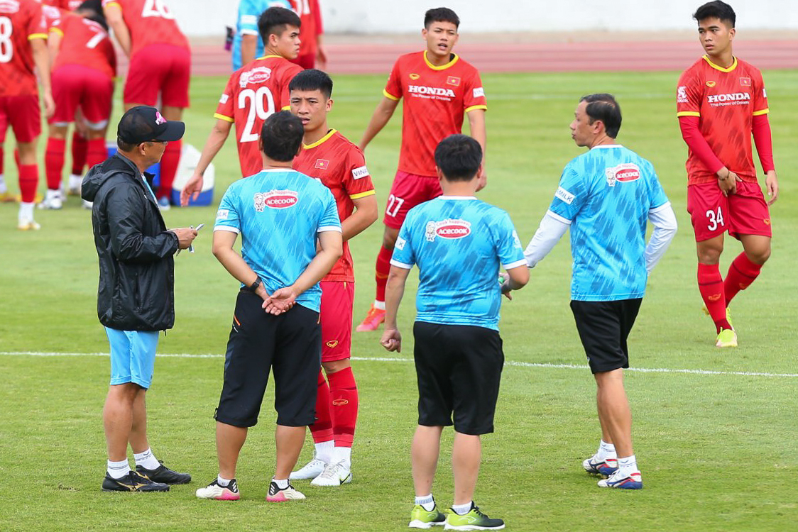 Hoàng Đức chấn thương, Văn Đức và Tấn Tài ghi bàn trong trận đấu nội bộ của ĐT Việt Nam - Ảnh 3.