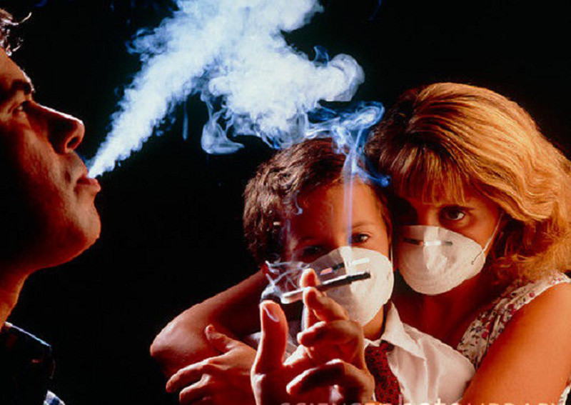Bố mẹ hút thuốc lá gây ảnh hưởng nghiêm trọng tới trẻ sơ sinh như thế nào? - Ảnh 1.