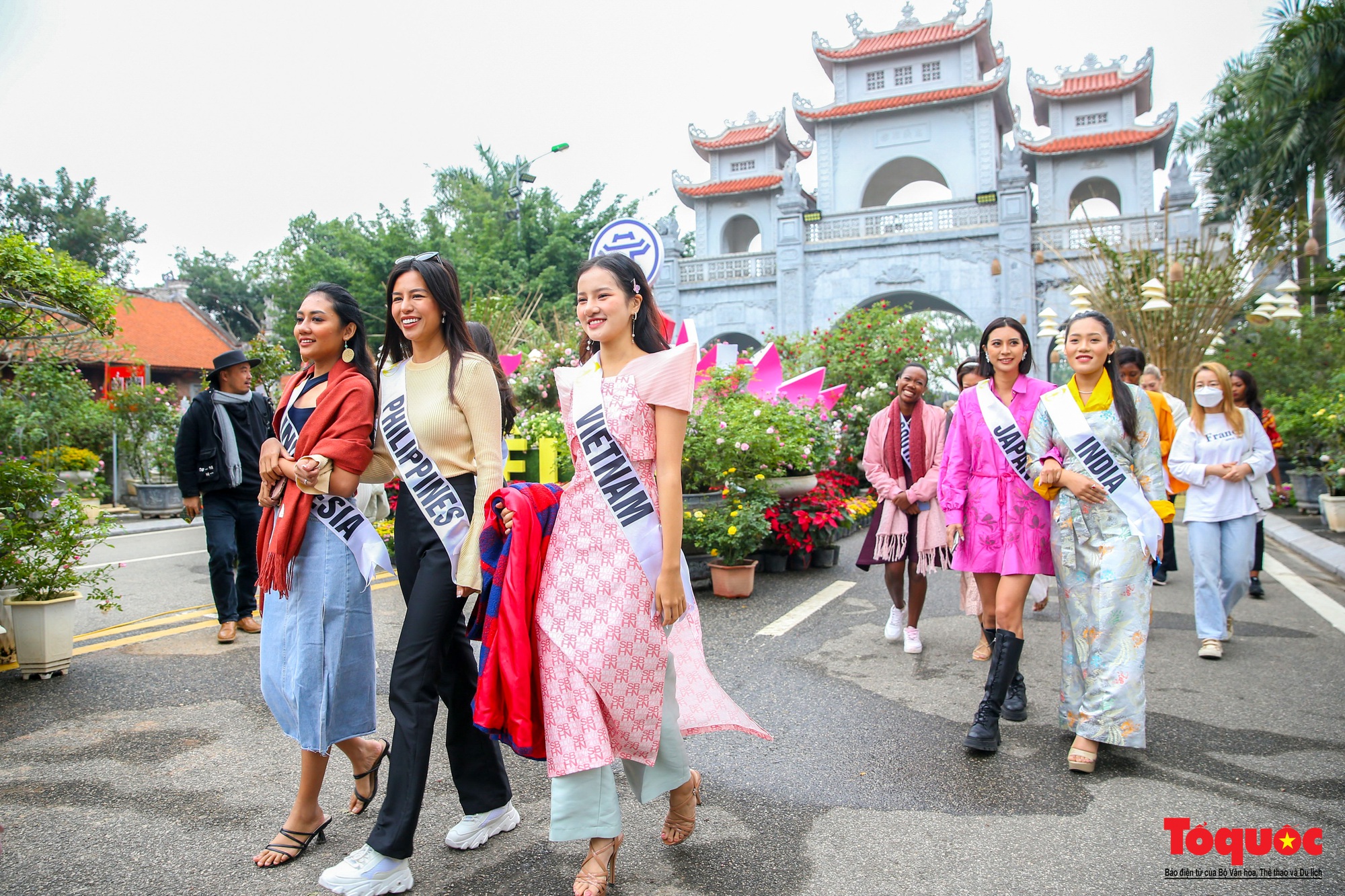 Dàn mỹ nhân Hoa hậu Du lịch thế giới khoe sắc cùng Lễ hội hoa Mê Linh - Ảnh 1.