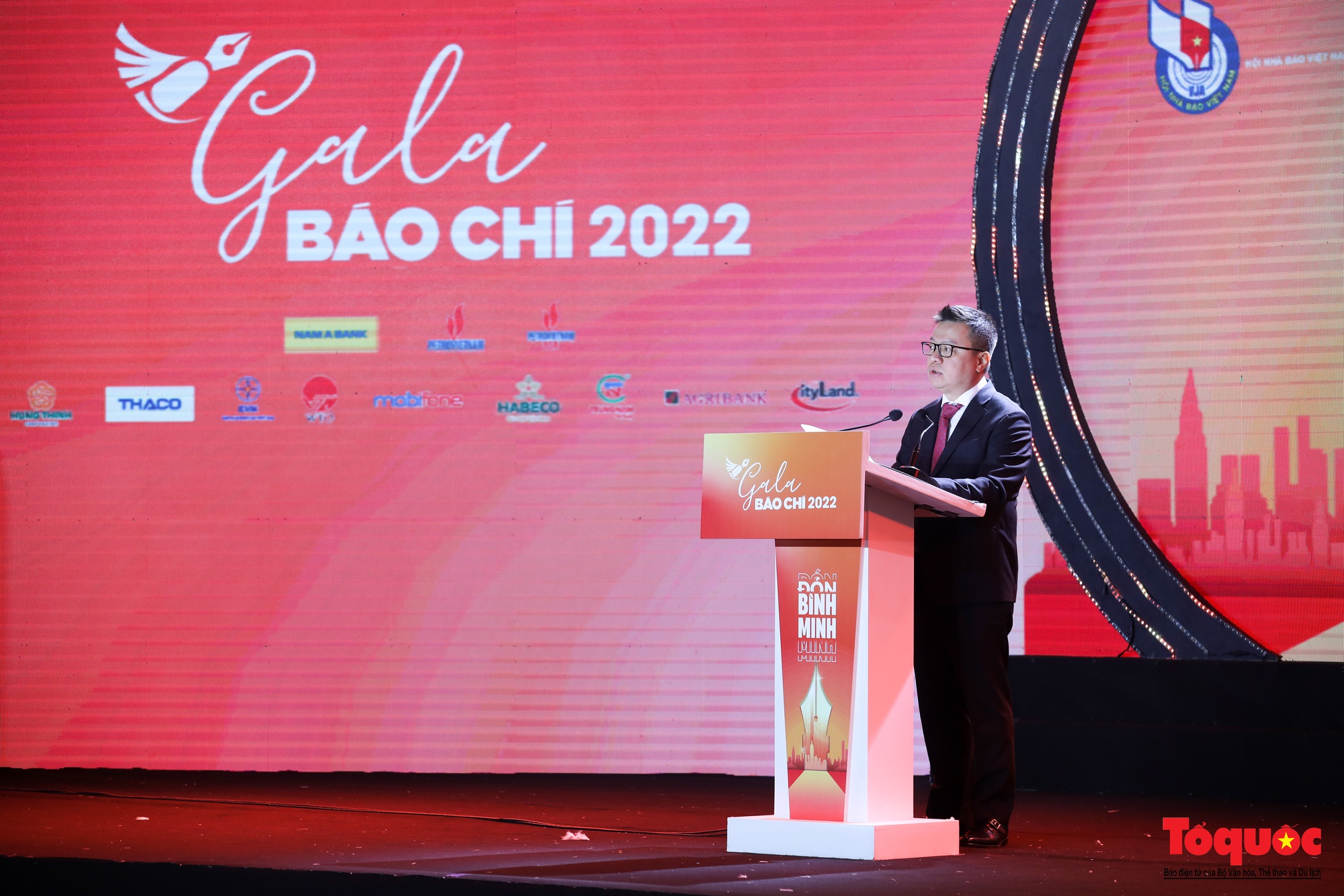 Trao giải ảnh “Khoảnh khắc Báo chí 2021”: Tôn vinh những tác phẩm ảnh báo chí ấn tượng - Ảnh 3.