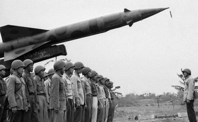 Triển lãm kỷ niệm 50 năm Chiến thắng "Hà Nội - Điện Biên Phủ trên không": Lần đầu tiên giới thiệu câu chuyện của 108 phi công  - Ảnh 1.