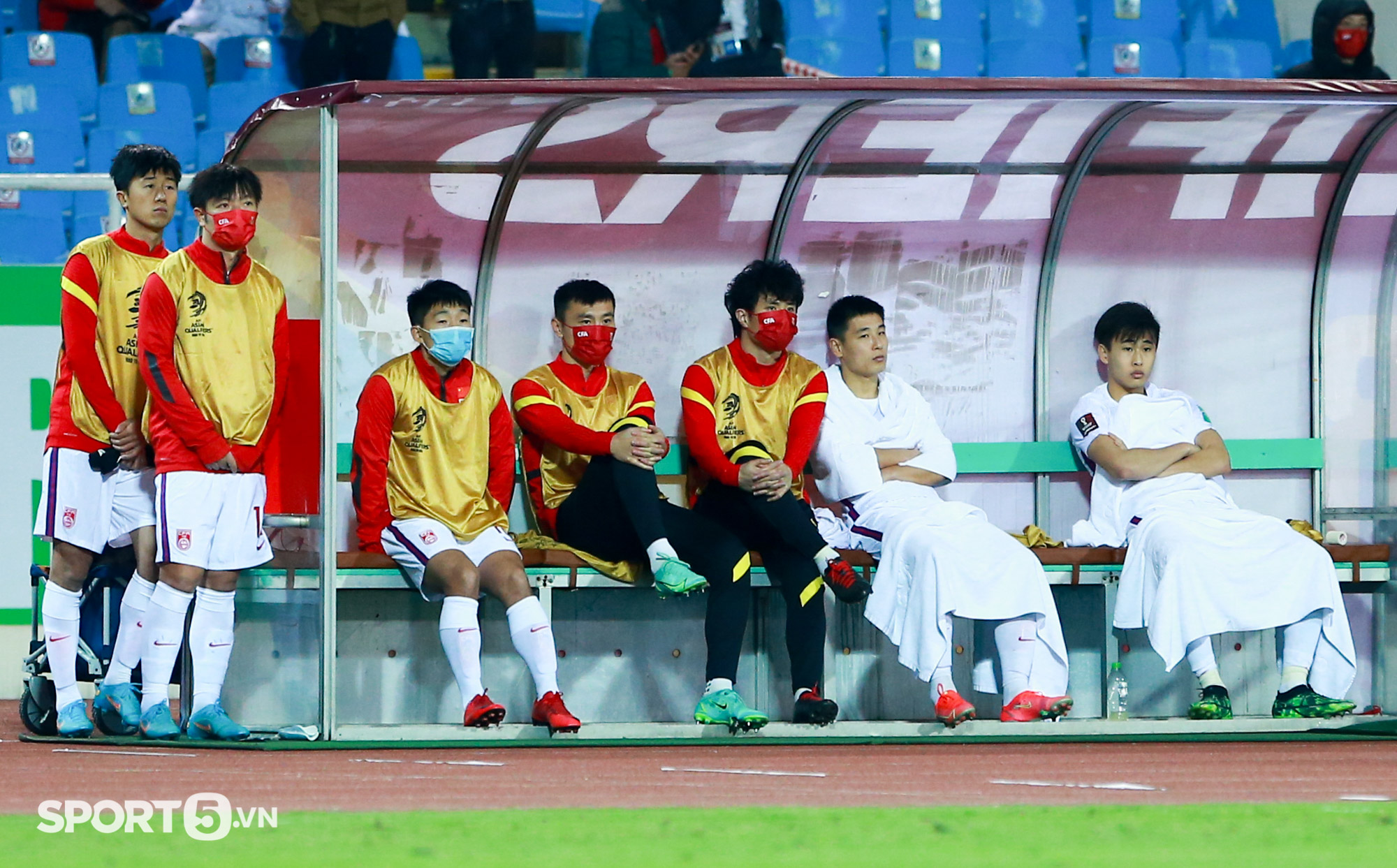 Ngôi sao Trung Quốc chán nản ở cabin, tranh cãi với đồng đội khi thua tuyển Việt Nam - Ảnh 3.