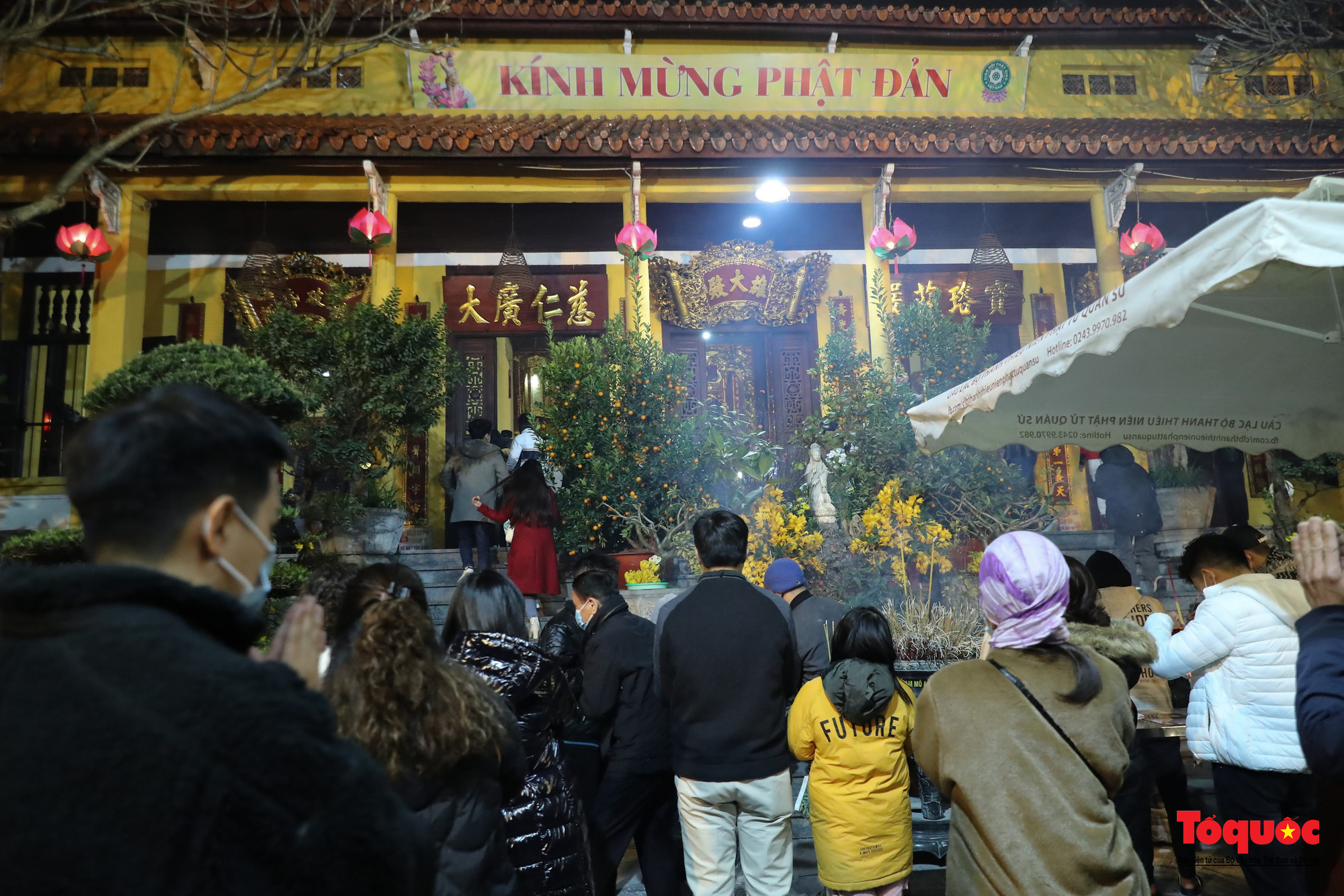 Người dân Thủ đô đi lễ chùa cầu bình an đêm Giao thừa - Ảnh 3.