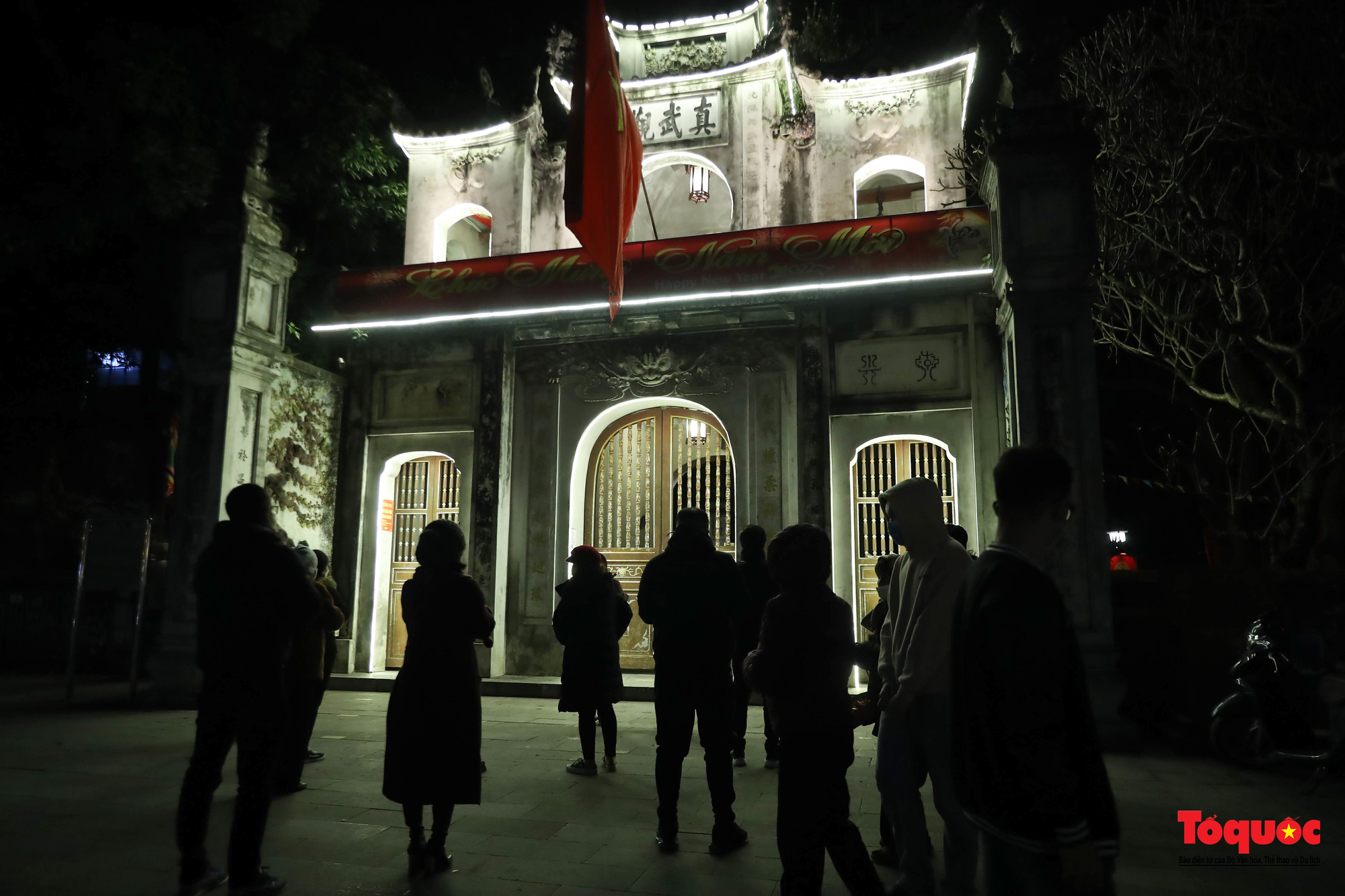 Người dân Thủ đô đi lễ chùa cầu bình an đêm Giao thừa - Ảnh 18.