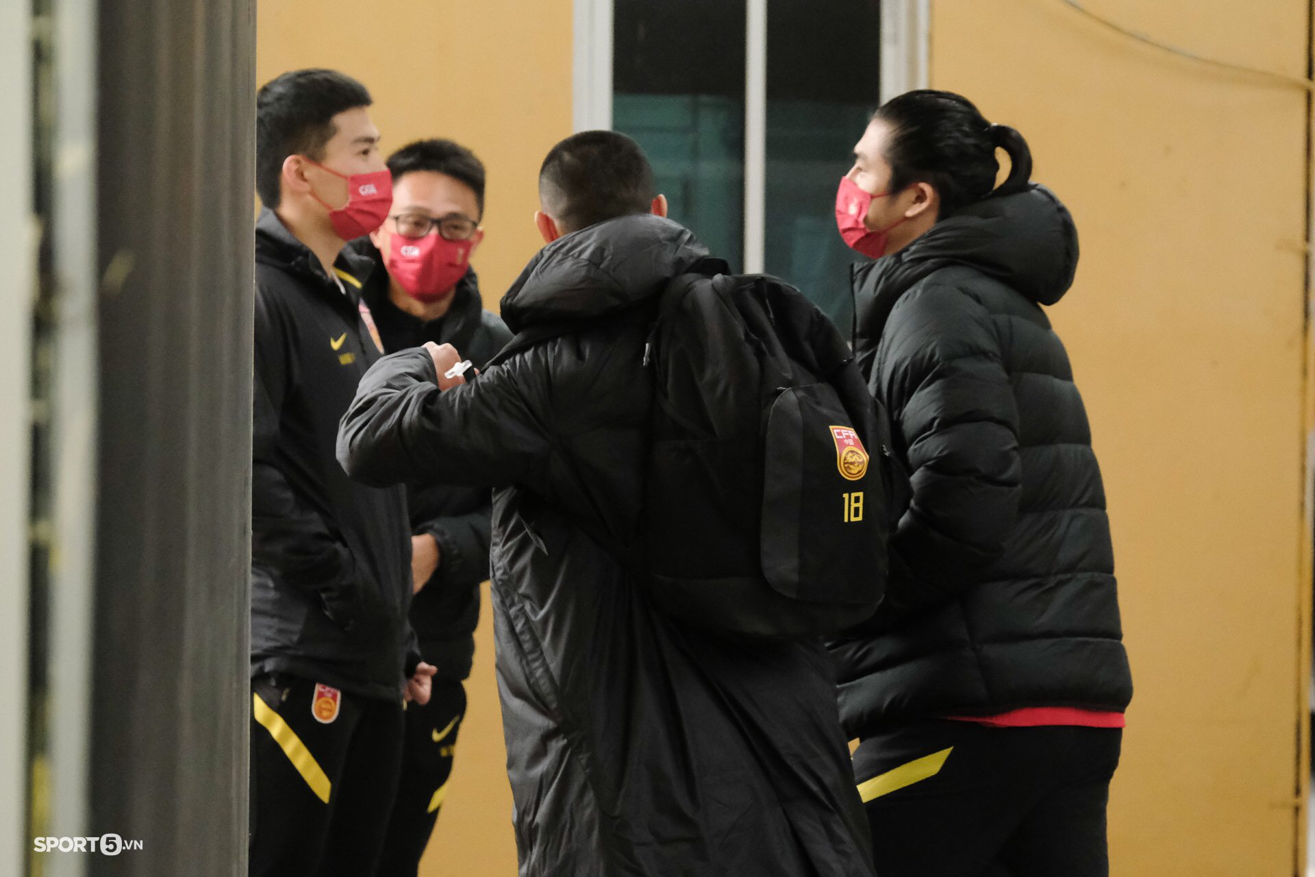 Fan nhí đợi gặp Quang Hải trước trận tuyển Việt Nam gặp tuyển Trung Quốc bất chấp giá rét - Ảnh 8.