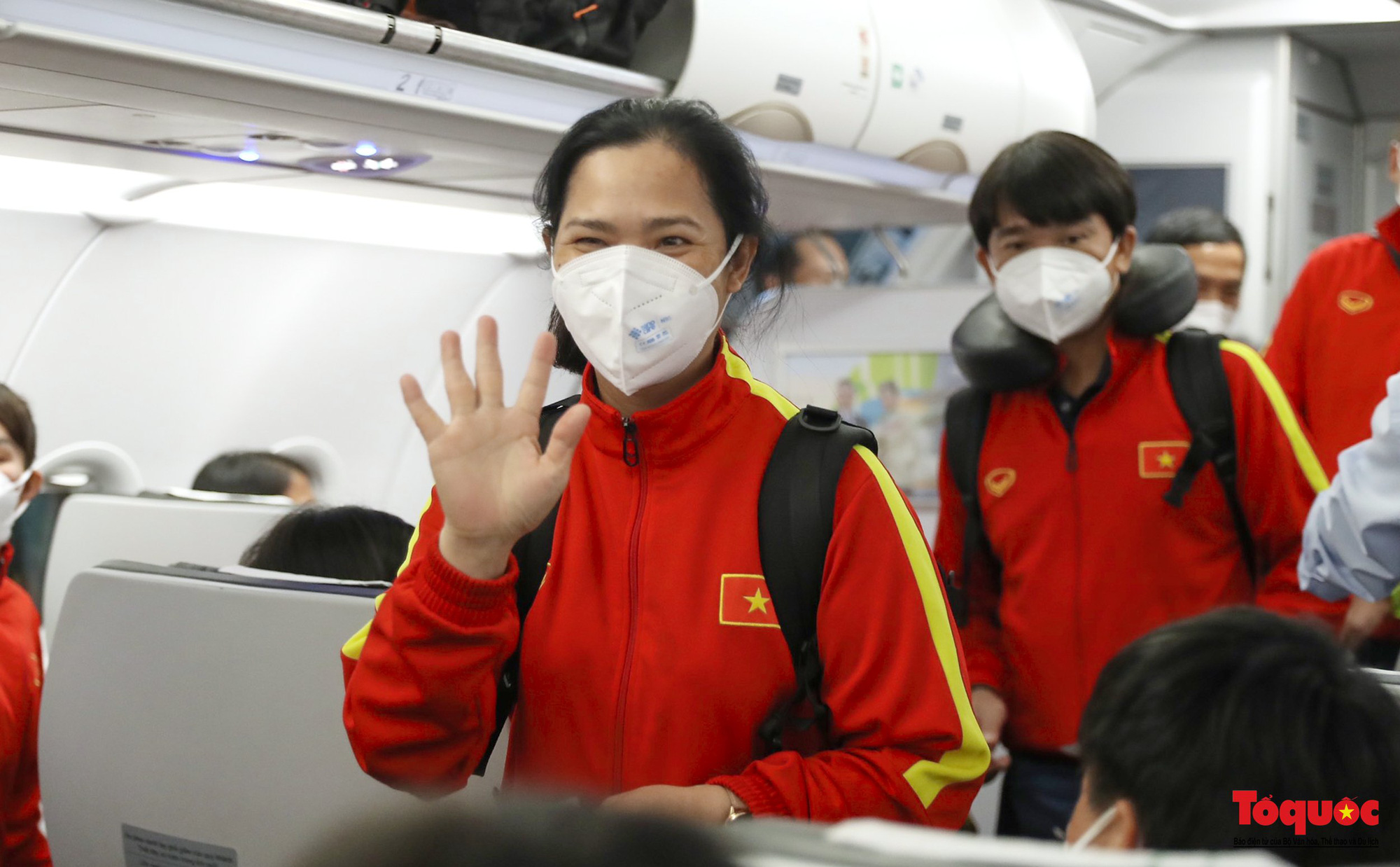 [Độc quyền] Những hình ảnh đầu tiên của đội tuyển bóng đá nữ Việt Nam trên chuyến bay về nước - Ảnh 8.