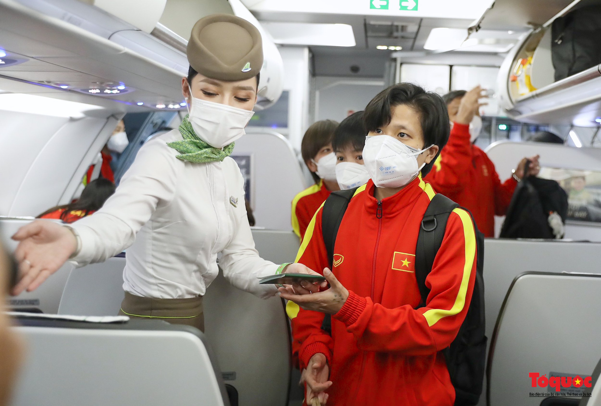 [Độc quyền] Những hình ảnh đầu tiên của đội tuyển bóng đá nữ Việt Nam trên chuyến bay về nước - Ảnh 10.