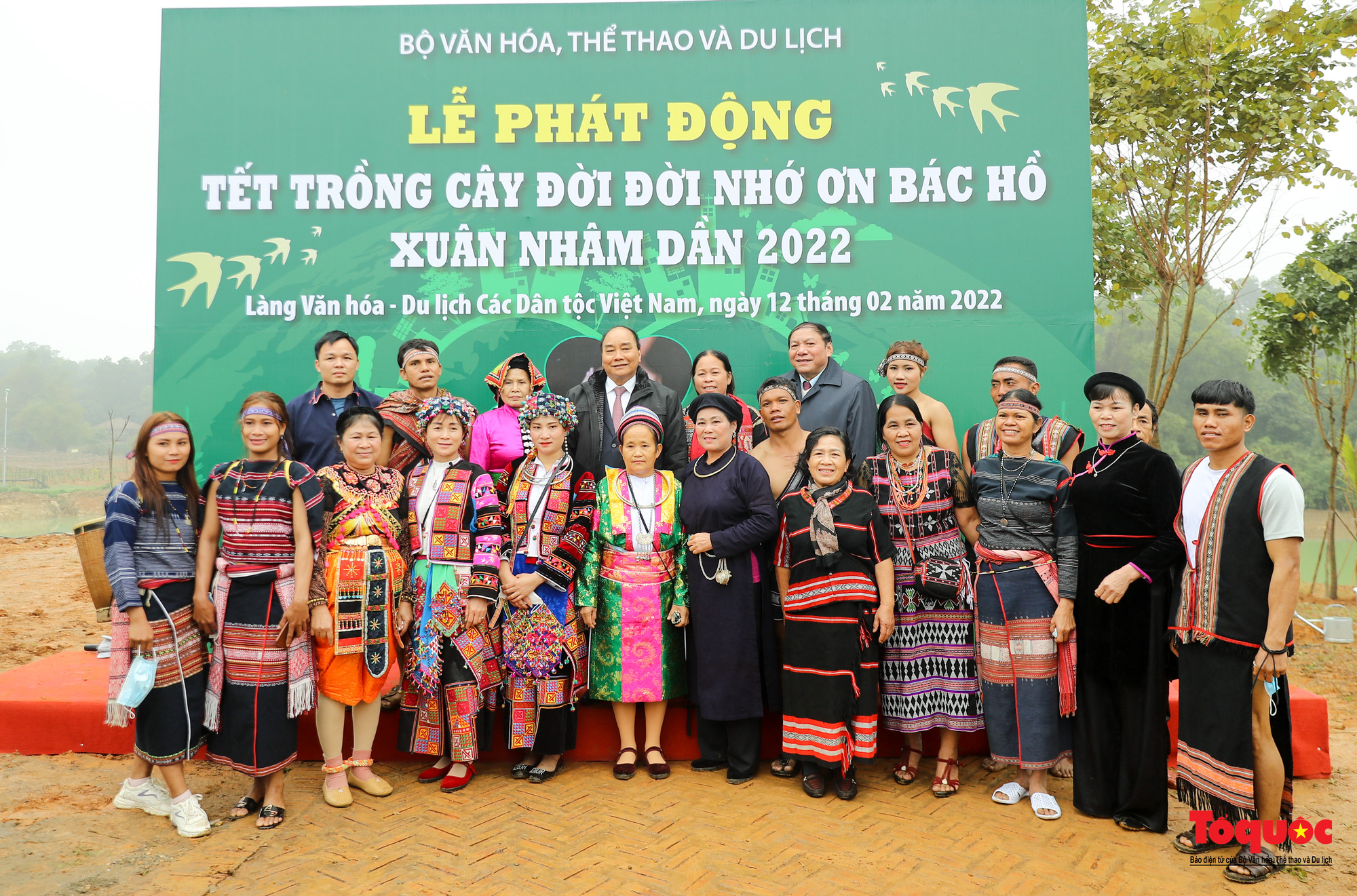 Chủ tịch nước Nguyễn Xuân Phúc dự Ngày hội “Sắc Xuân trên mọi miền Tổ quốc” năm 2022 - Ảnh 25.