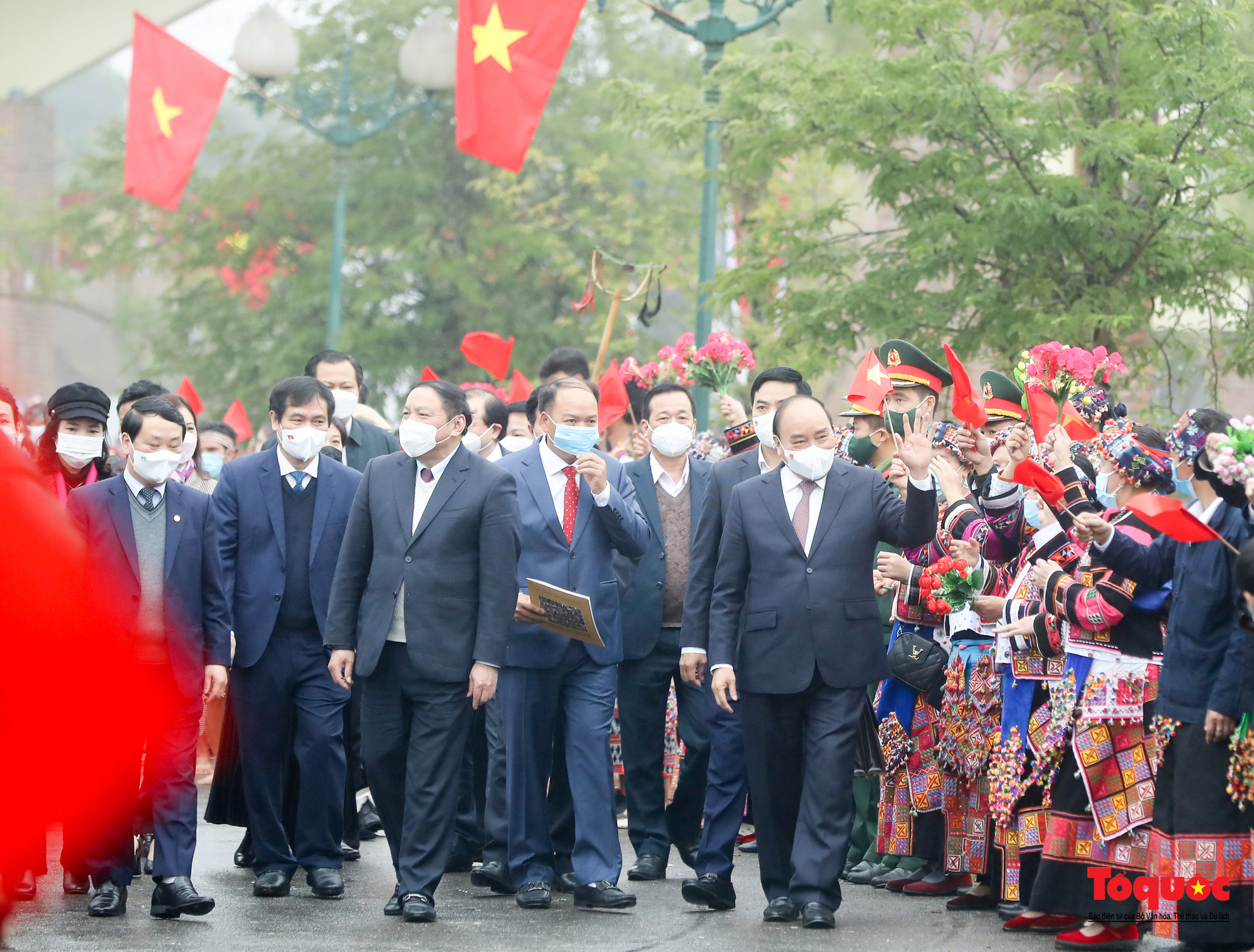 Chủ tịch nước Nguyễn Xuân Phúc dự Ngày hội “Sắc Xuân trên mọi miền Tổ quốc” năm 2022 - Ảnh 1.