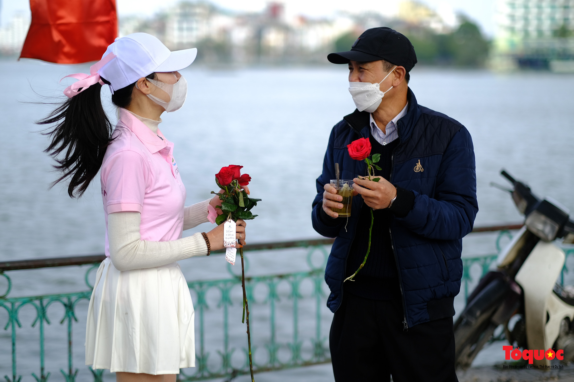 Hàng ngàn bông hoa hồng được gửi trao yêu thương trong ngày lễ tình nhân - Ảnh 16.