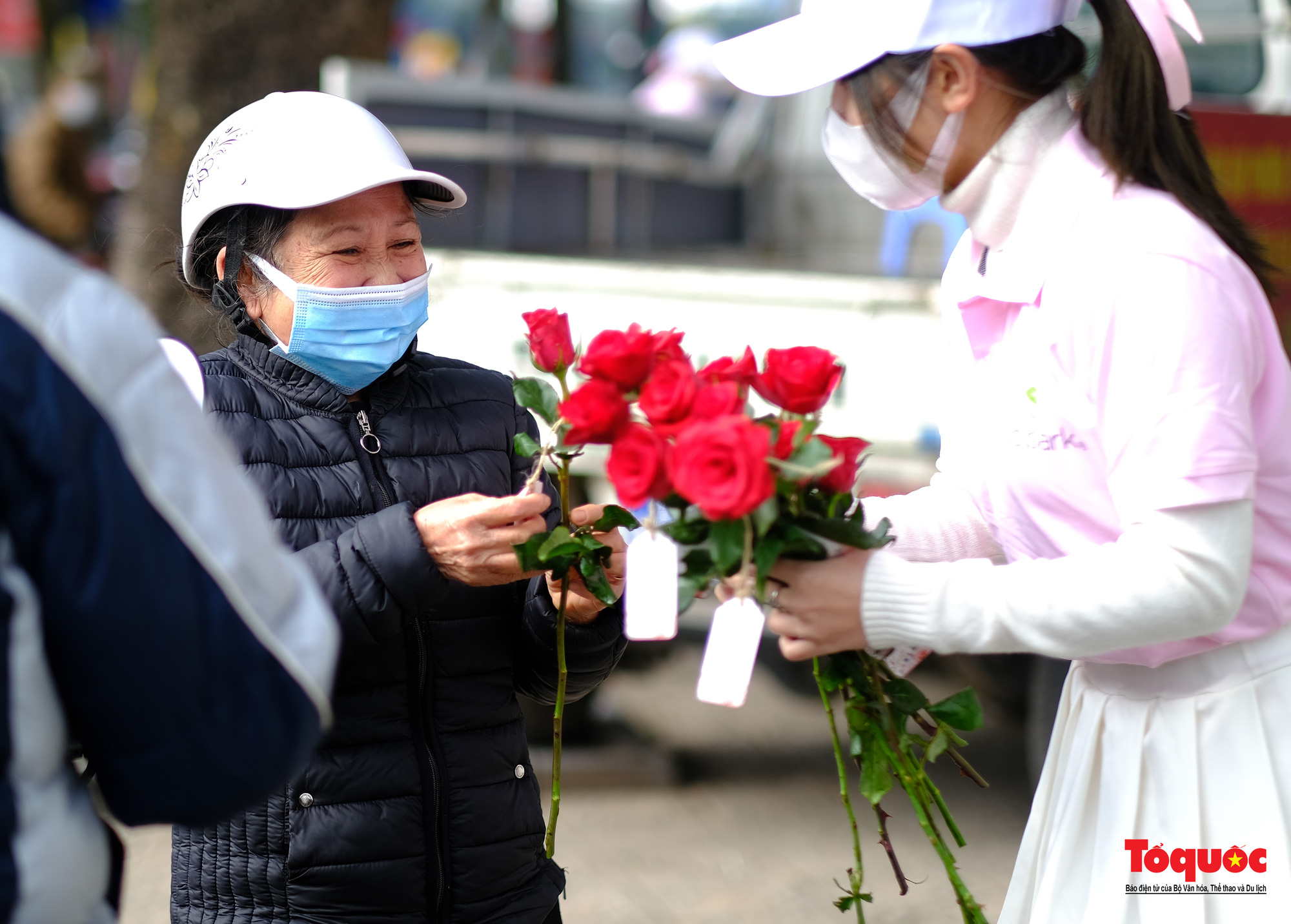 Hàng ngàn bông hoa hồng được gửi trao yêu thương trong ngày lễ tình nhân - Ảnh 22.