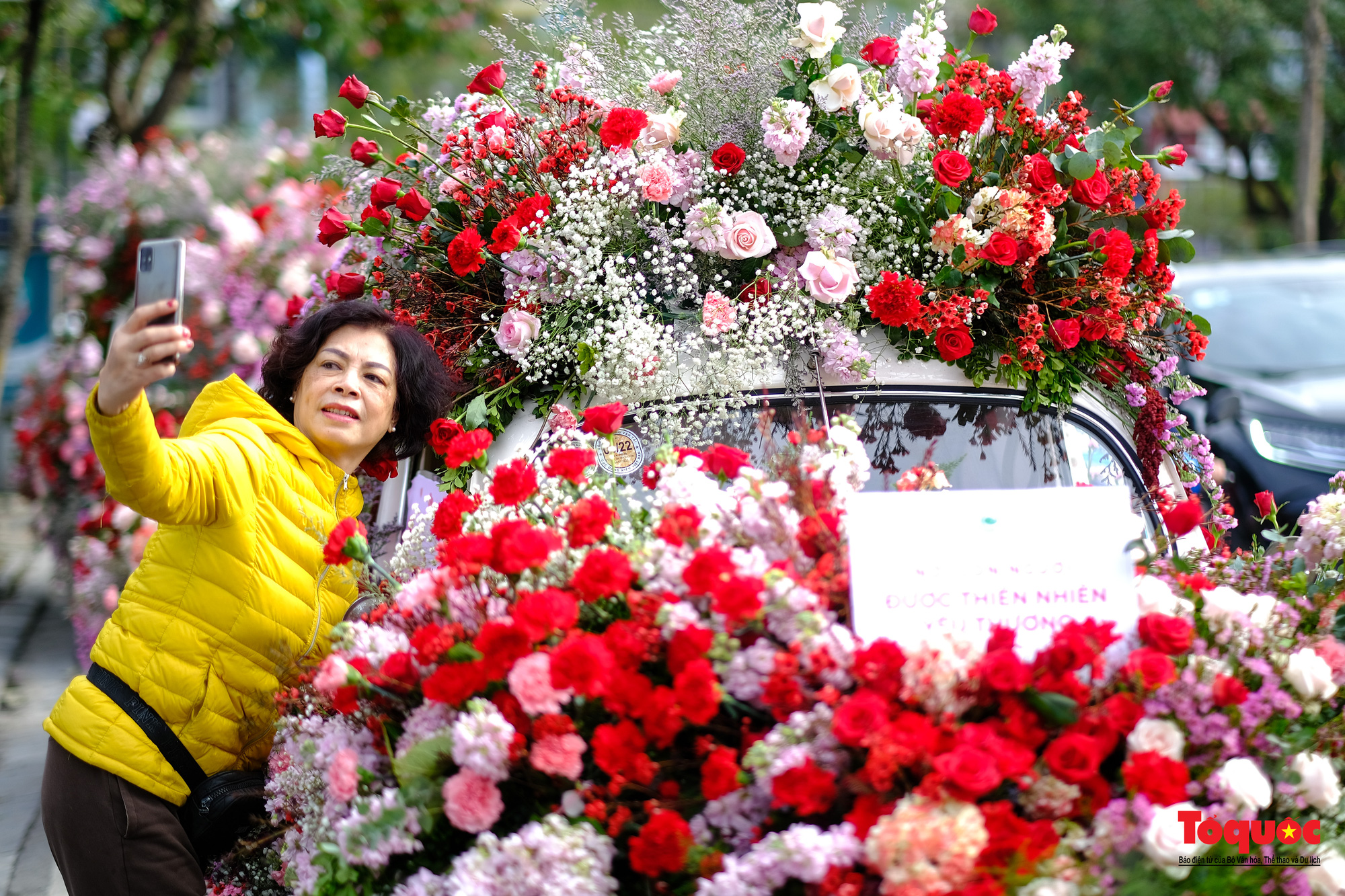 Hàng ngàn bông hoa hồng được gửi trao yêu thương trong ngày lễ tình nhân - Ảnh 7.