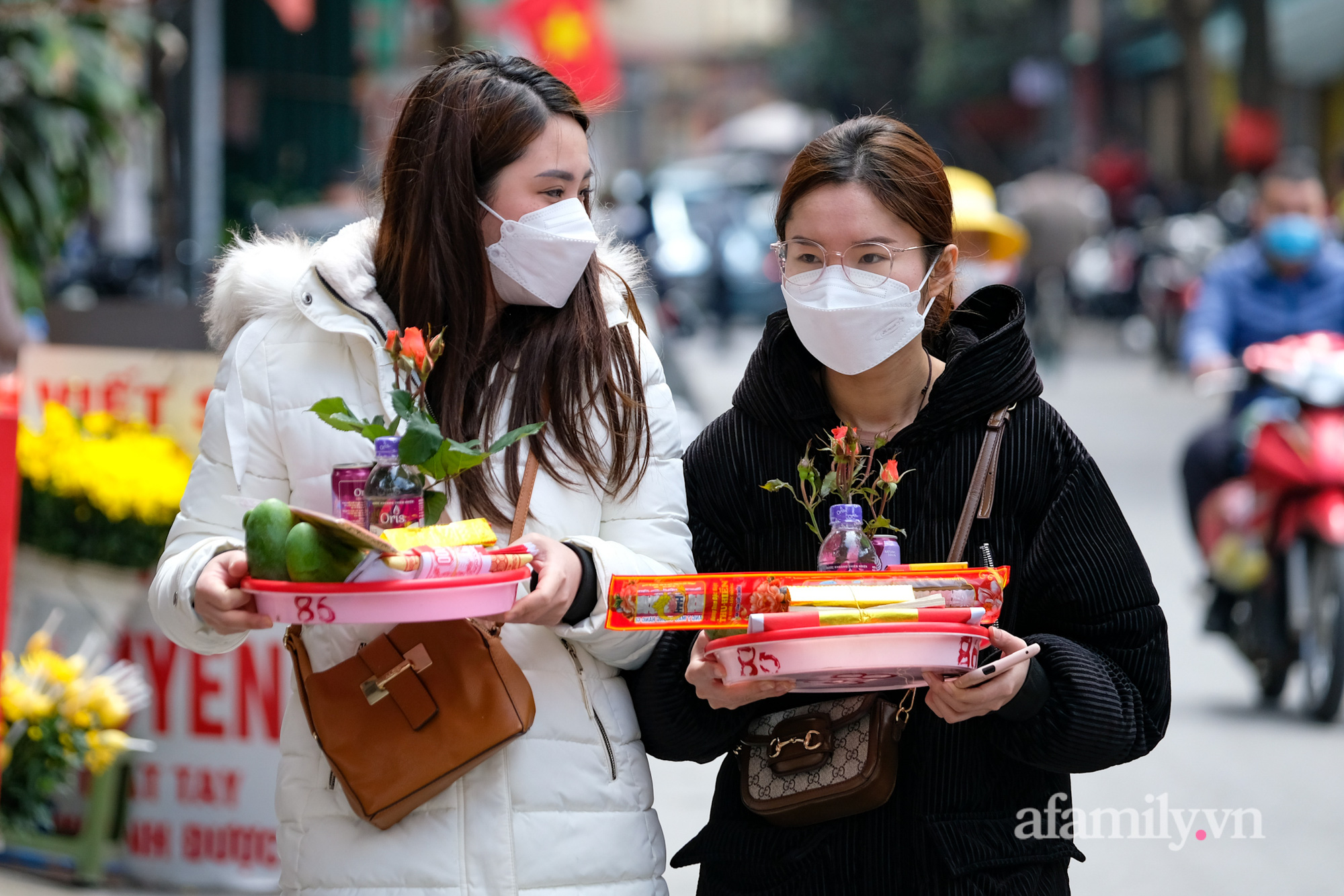 Từ Sài Gòn ra Hà Nội công tác, cô gái tranh thủ đến bằng được chùa Hà cầu duyên mới về - Ảnh 1.