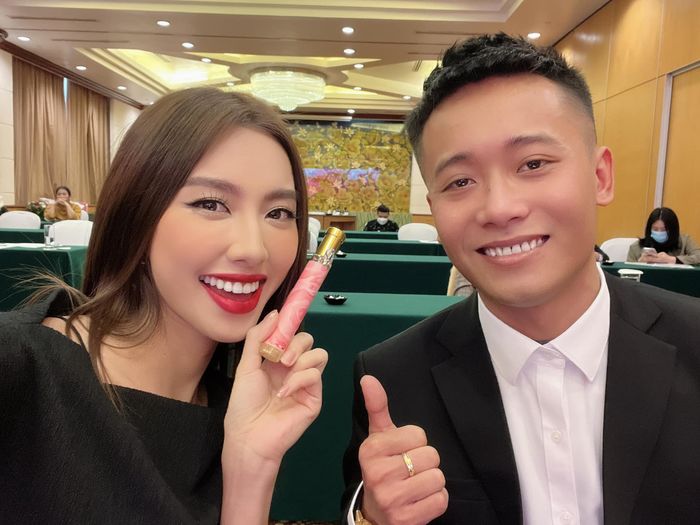Quang Linh Vlogs bẽn lẽn trong buổi livestream với Hoa hậu Thùy Tiên - Ảnh 3.