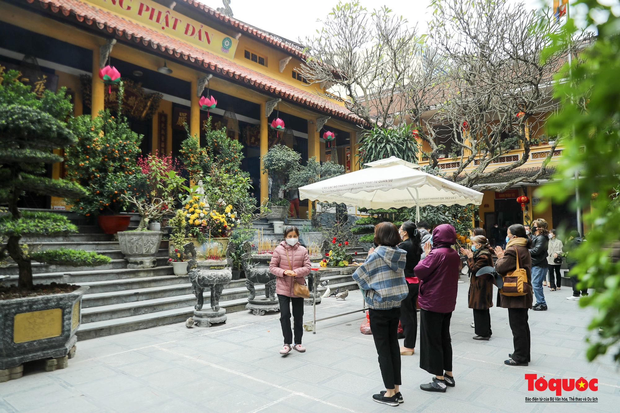 Người dân xếp hàng đi lễ đền chùa cầu tài lộc ngày Rằm tháng Giêng - Ảnh 6.