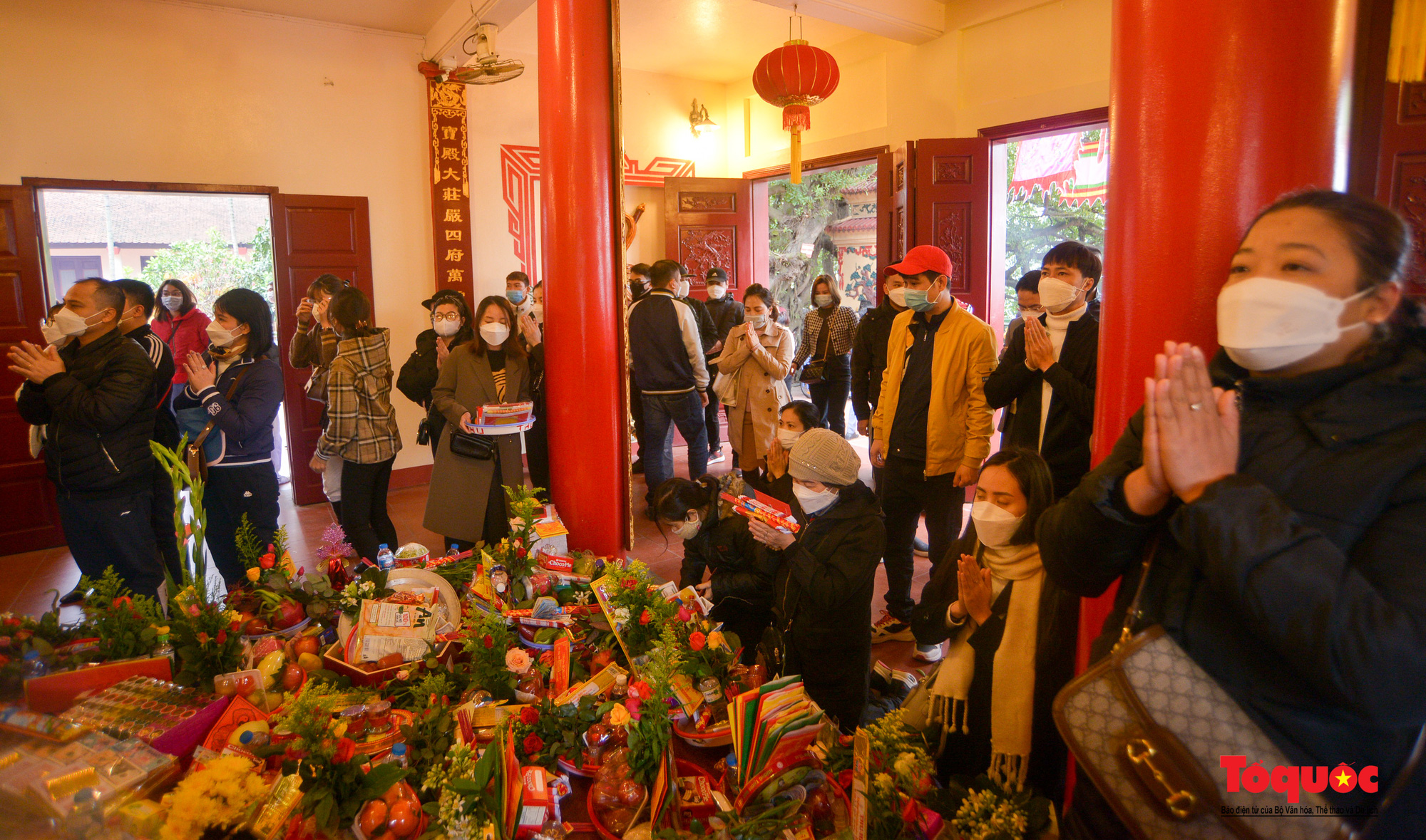 Người dân xếp hàng đi lễ đền chùa cầu tài lộc ngày Rằm tháng Giêng - Ảnh 11.