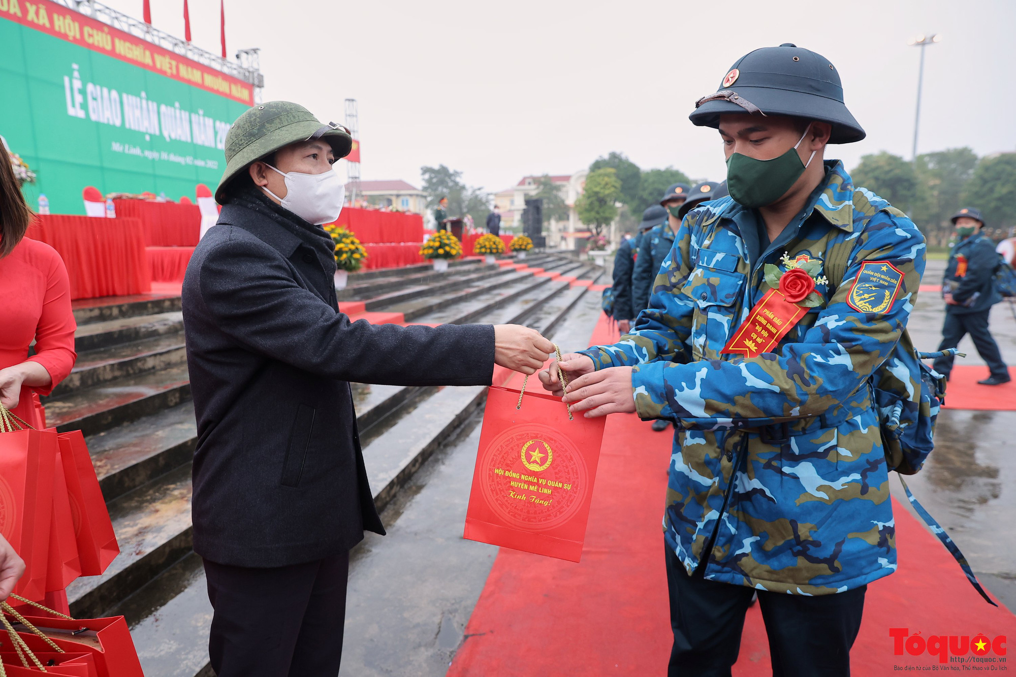Mê Linh (Hà Nội): Lễ giao nhận quân năm 2022 được tổ chức trang trọng, nhanh gọn, bảo đảm an toàn - Ảnh 10.