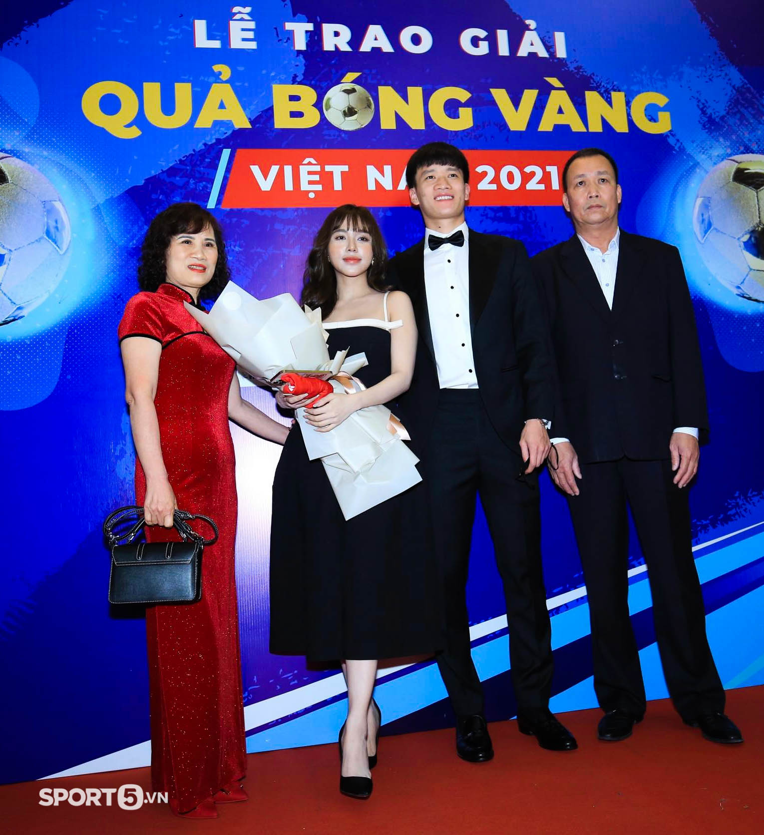 Hoàng Đức cùng bố mẹ và bạn gái rạng rỡ trên thảm đỏ Gala Quả bóng vàng Việt Nam 2021 - Ảnh 1.