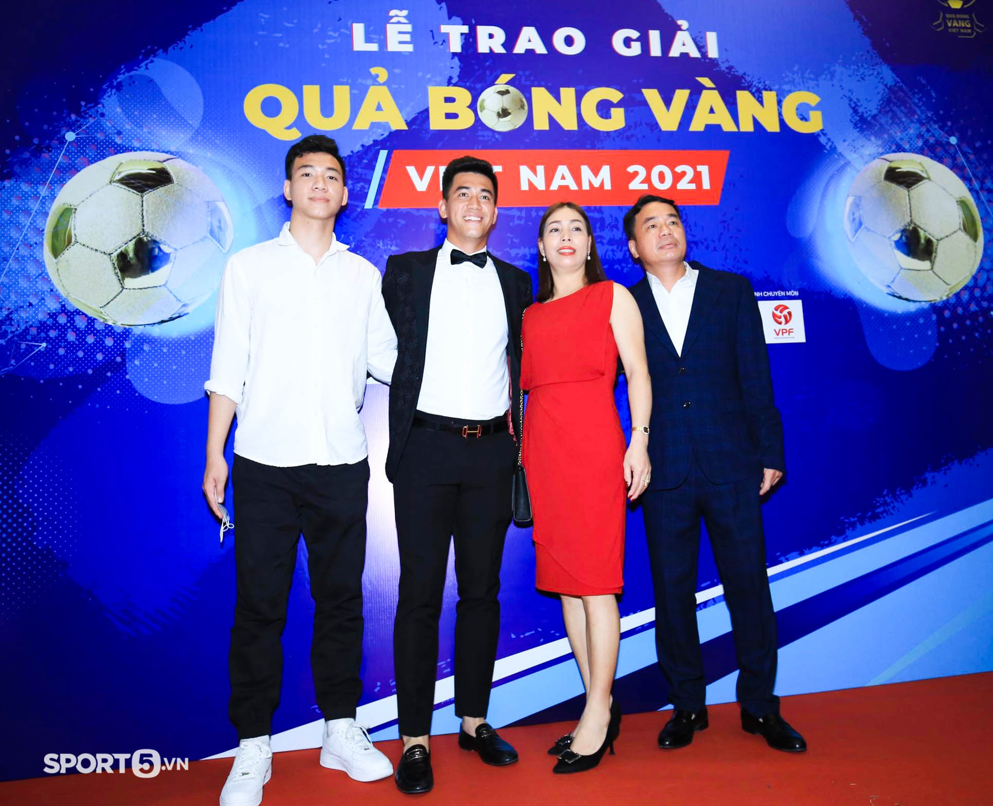 Hoàng Đức cùng bố mẹ và bạn gái rạng rỡ trên thảm đỏ Gala Quả bóng vàng Việt Nam 2021 - Ảnh 3.