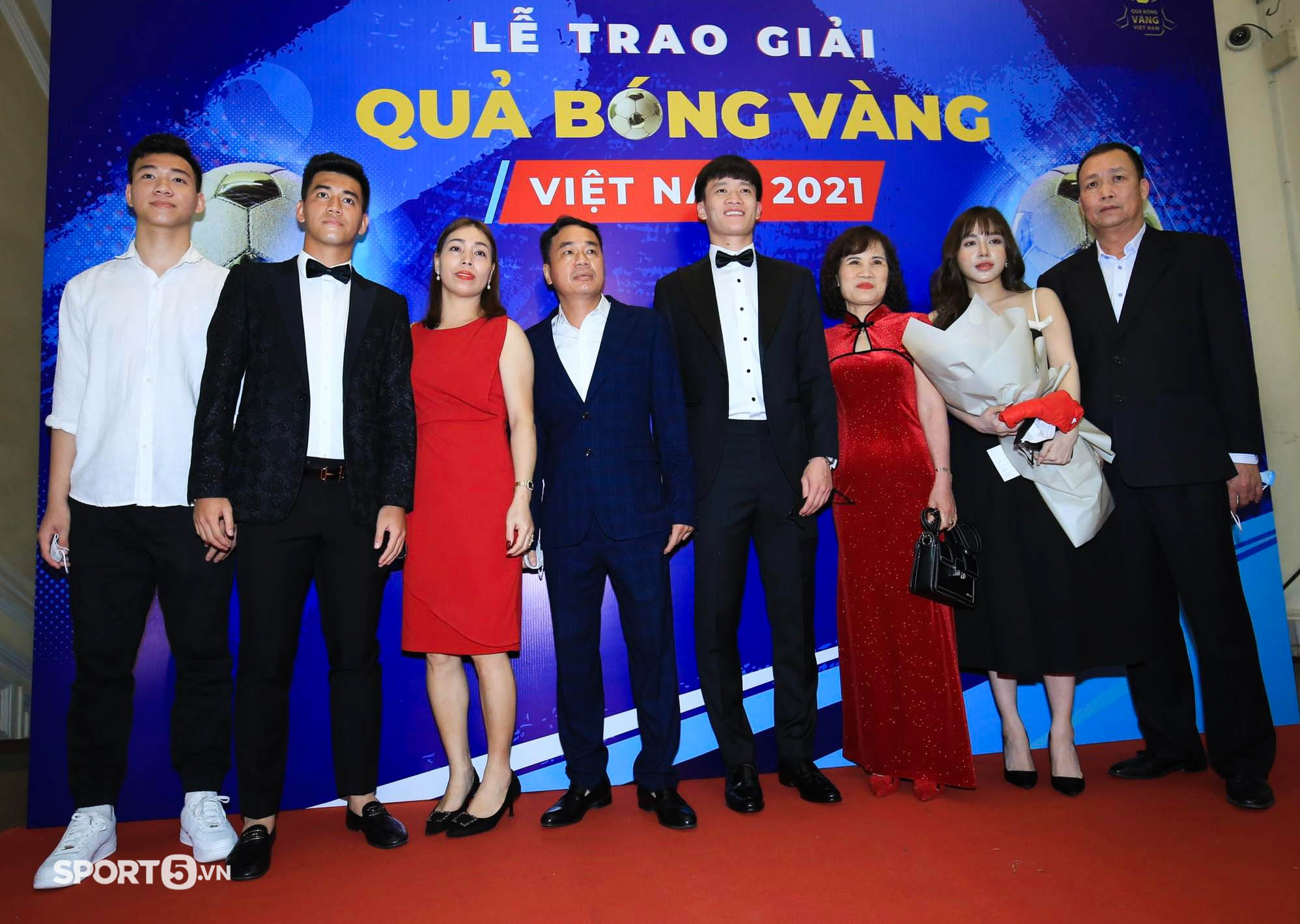 Hoàng Đức cùng bố mẹ và bạn gái rạng rỡ trên thảm đỏ Gala Quả bóng vàng Việt Nam 2021 - Ảnh 4.