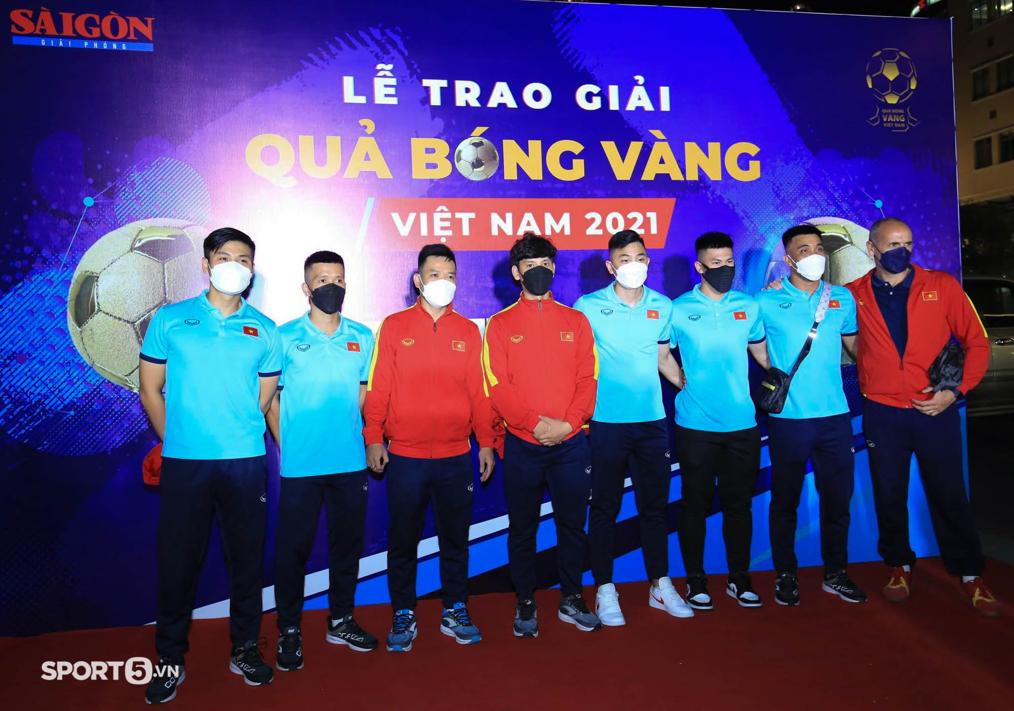 Hoàng Đức cùng bố mẹ và bạn gái rạng rỡ trên thảm đỏ Gala Quả bóng vàng Việt Nam 2021 - Ảnh 6.