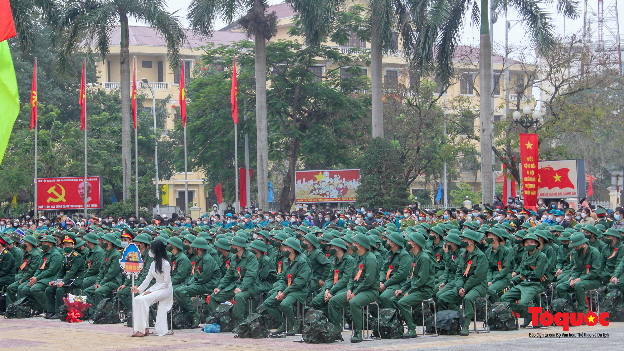 Người thân bịn rịn tiễn tân binh lên đường nhập ngũ - Ảnh 2.