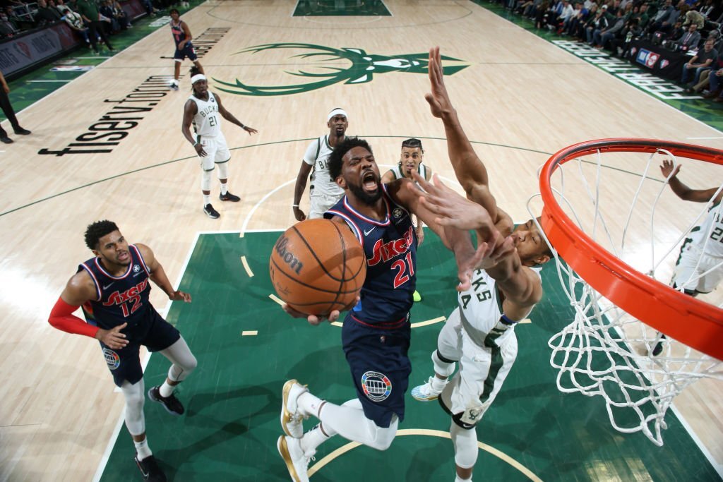 Joel Embiid đại chiến Giannis Antetokounmpo, Philadelphia 76ers giành chiến thắng nghẹt thở  - Ảnh 1.