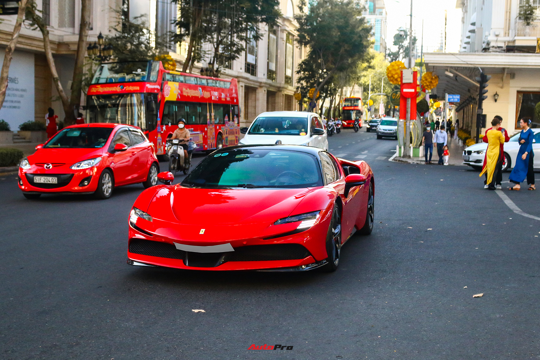 Siêu xe tiền tỷ đua nhau đổ ra đường du xuân: CEO nhà thuốc lái Ferrari mui trần, đại gia lan đột biến xuất hiện cùng McLaren - Ảnh 4.