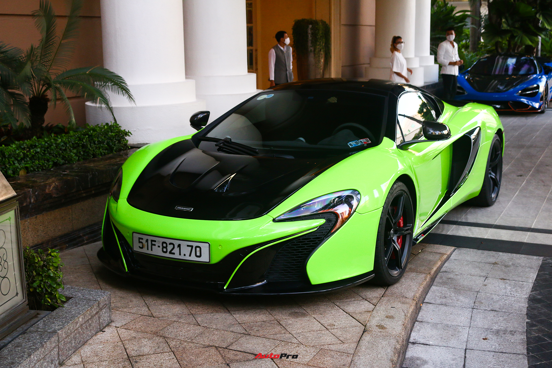 Siêu xe tiền tỷ đua nhau đổ ra đường du xuân: CEO nhà thuốc lái Ferrari mui trần, đại gia lan đột biến xuất hiện cùng McLaren - Ảnh 2.