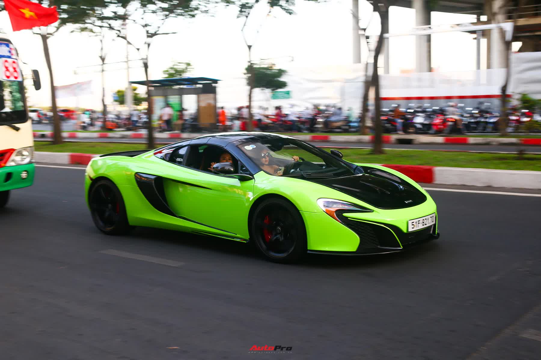 Siêu xe tiền tỷ đua nhau đổ ra đường du xuân: CEO nhà thuốc lái Ferrari mui trần, đại gia lan đột biến xuất hiện cùng McLaren - Ảnh 1.