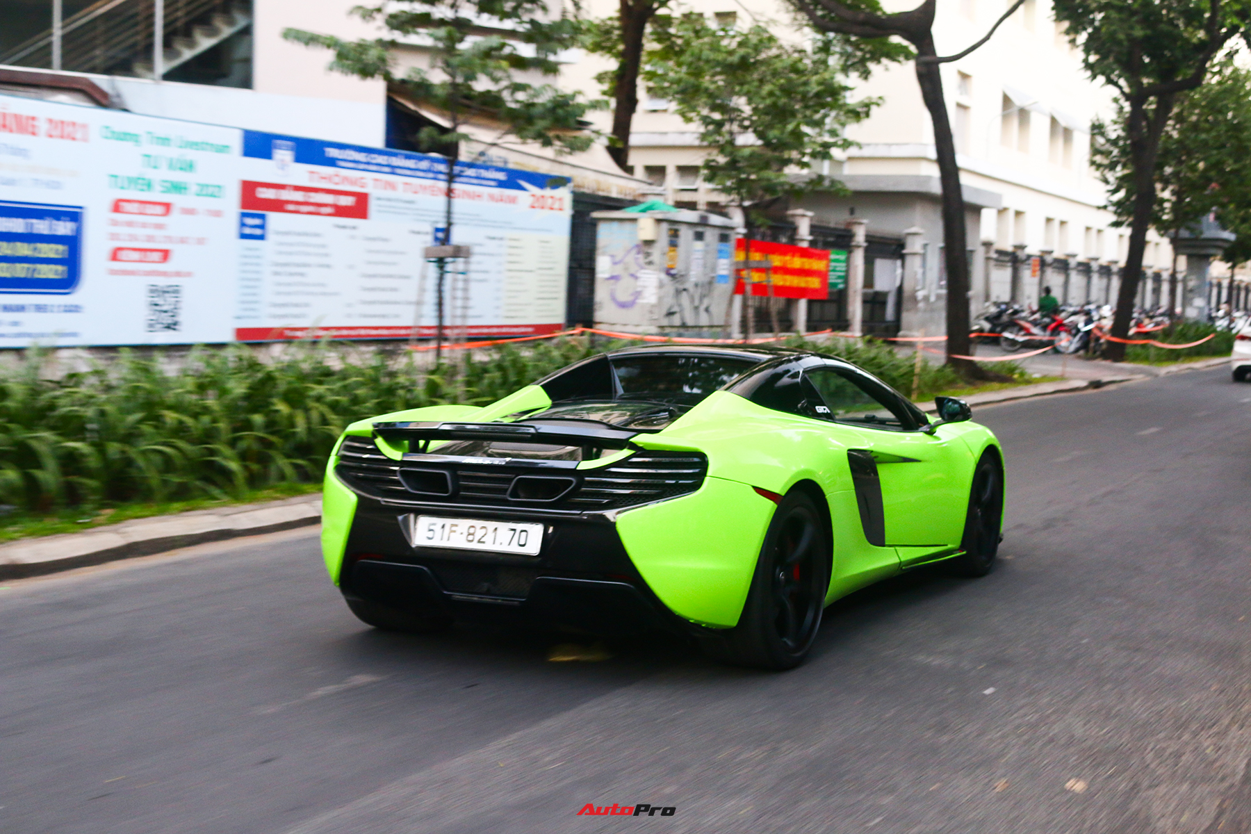 Siêu xe tiền tỷ đua nhau đổ ra đường du xuân: CEO nhà thuốc lái Ferrari mui trần, đại gia lan đột biến xuất hiện cùng McLaren - Ảnh 3.