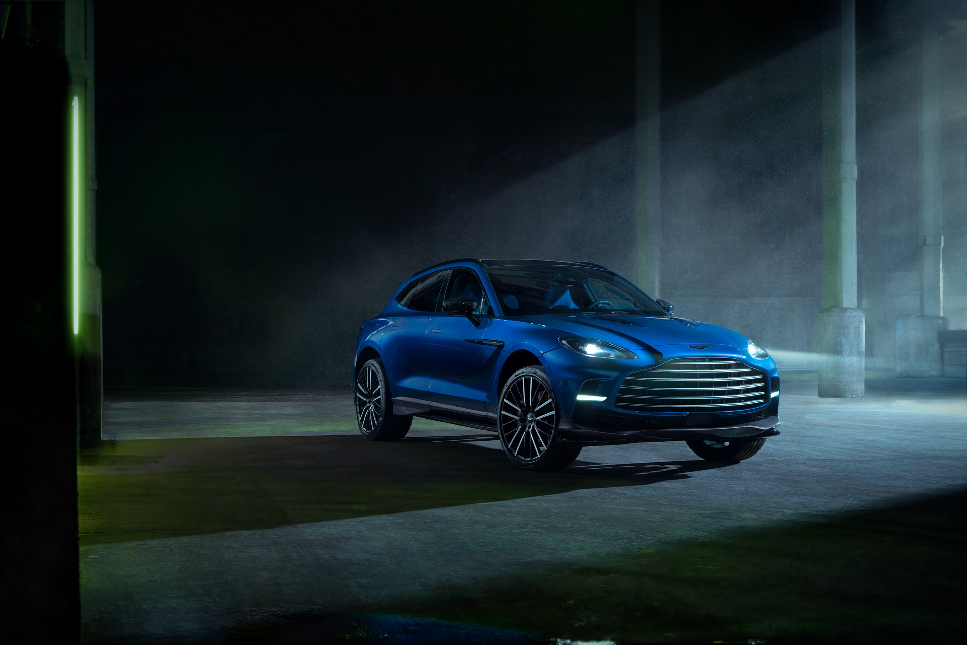 Aston Martin DBX707 - SUV hạng sang mạnh nhất thế giới đáng cân nhắc cho đại gia Việt - Ảnh 2.