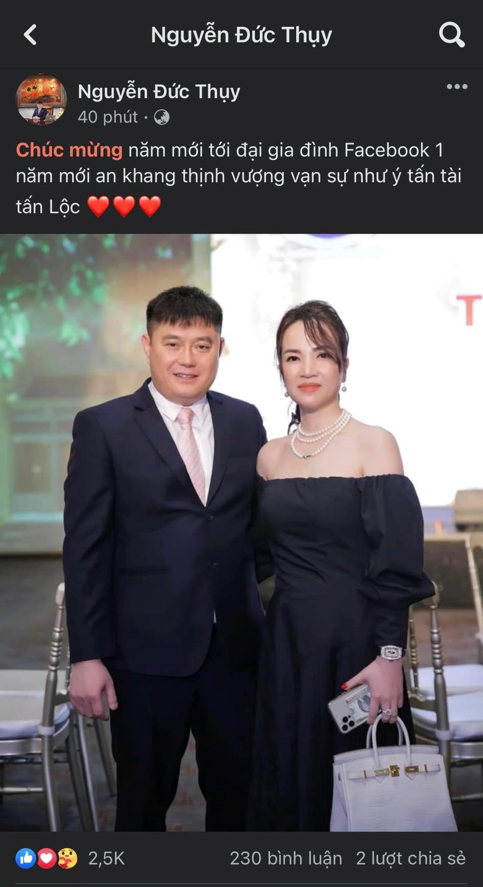Những phút cuối cùng mùng 1, Bầu Thuỵ khai bút chúc Tết, khoe ảnh sánh đôi bên bà xã: 1 chi tiết nhỏ nhìn vào đã thấy ngưỡng mộ - Ảnh 1.
