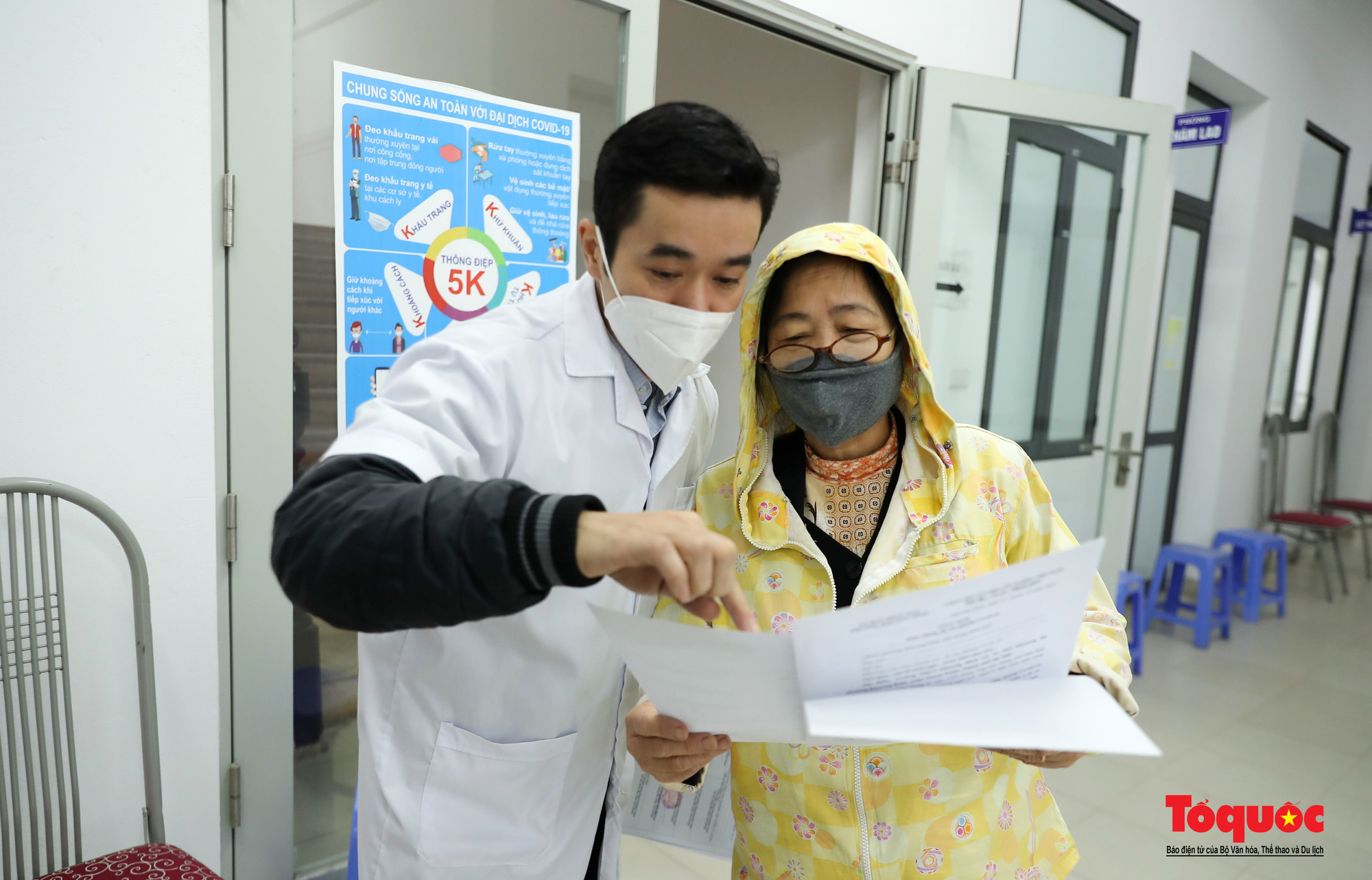 Hà Nội: Người dân xếp hàng đi tiêm Vaccine Covid 19 sáng mùng 2 Tết - Ảnh 17.