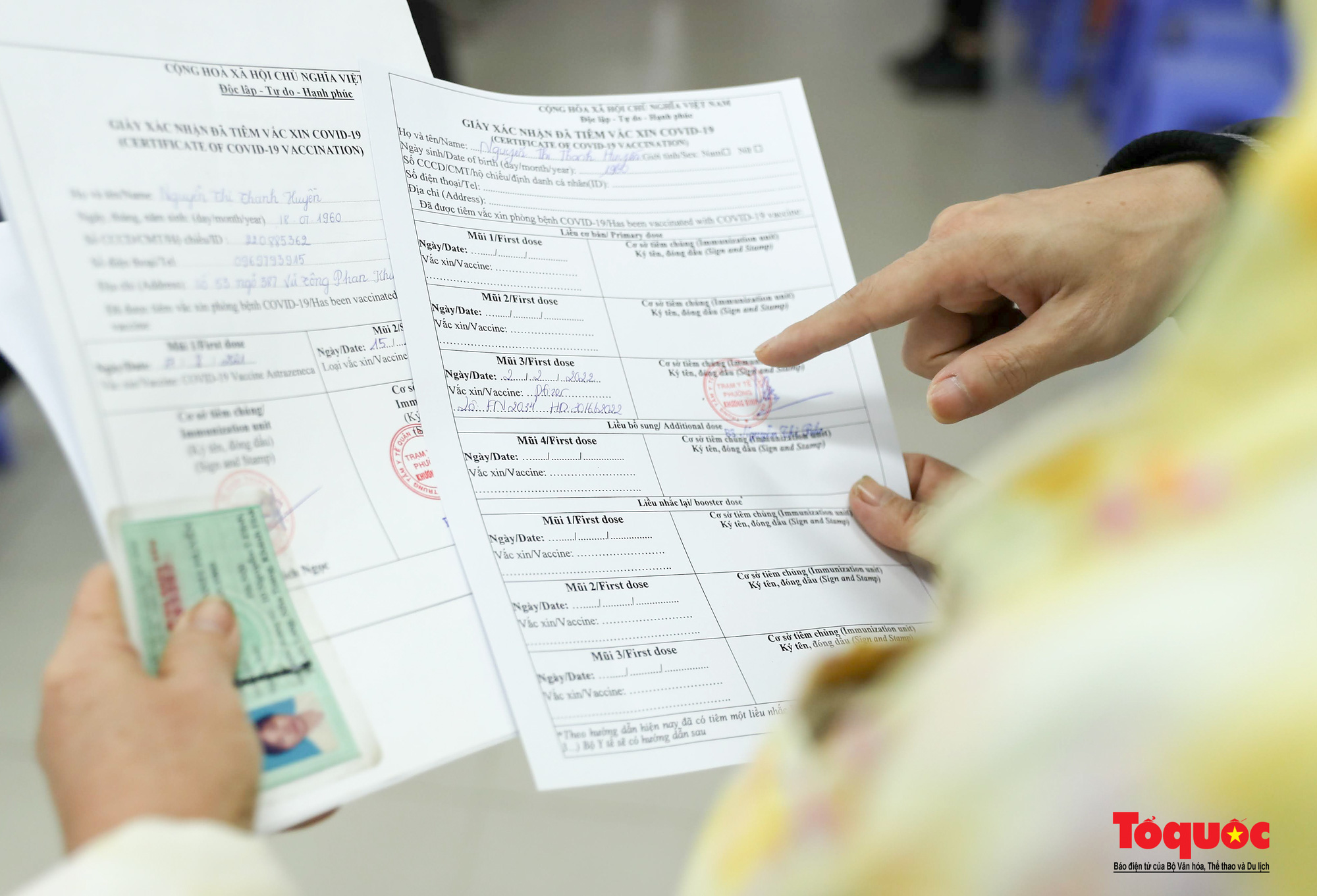 Hà Nội: Người dân xếp hàng đi tiêm Vaccine Covid 19 sáng mùng 2 Tết - Ảnh 16.