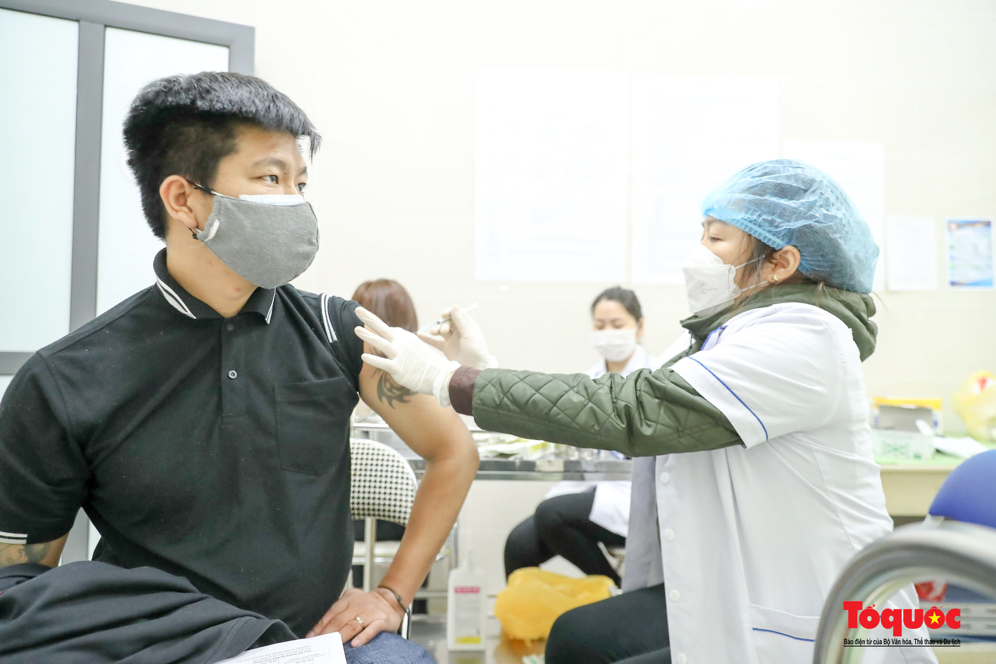 Hà Nội: Người dân xếp hàng đi tiêm Vaccine Covid 19 sáng mùng 2 Tết - Ảnh 12.