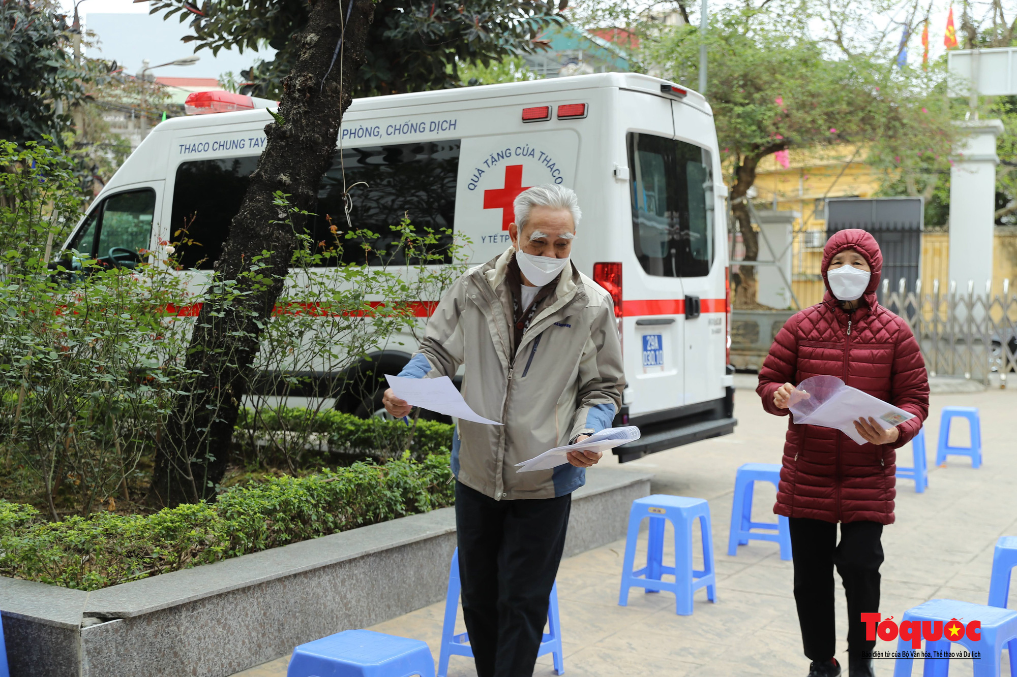 Hà Nội: Người dân xếp hàng đi tiêm Vaccine Covid 19 sáng mùng 2 Tết - Ảnh 3.
