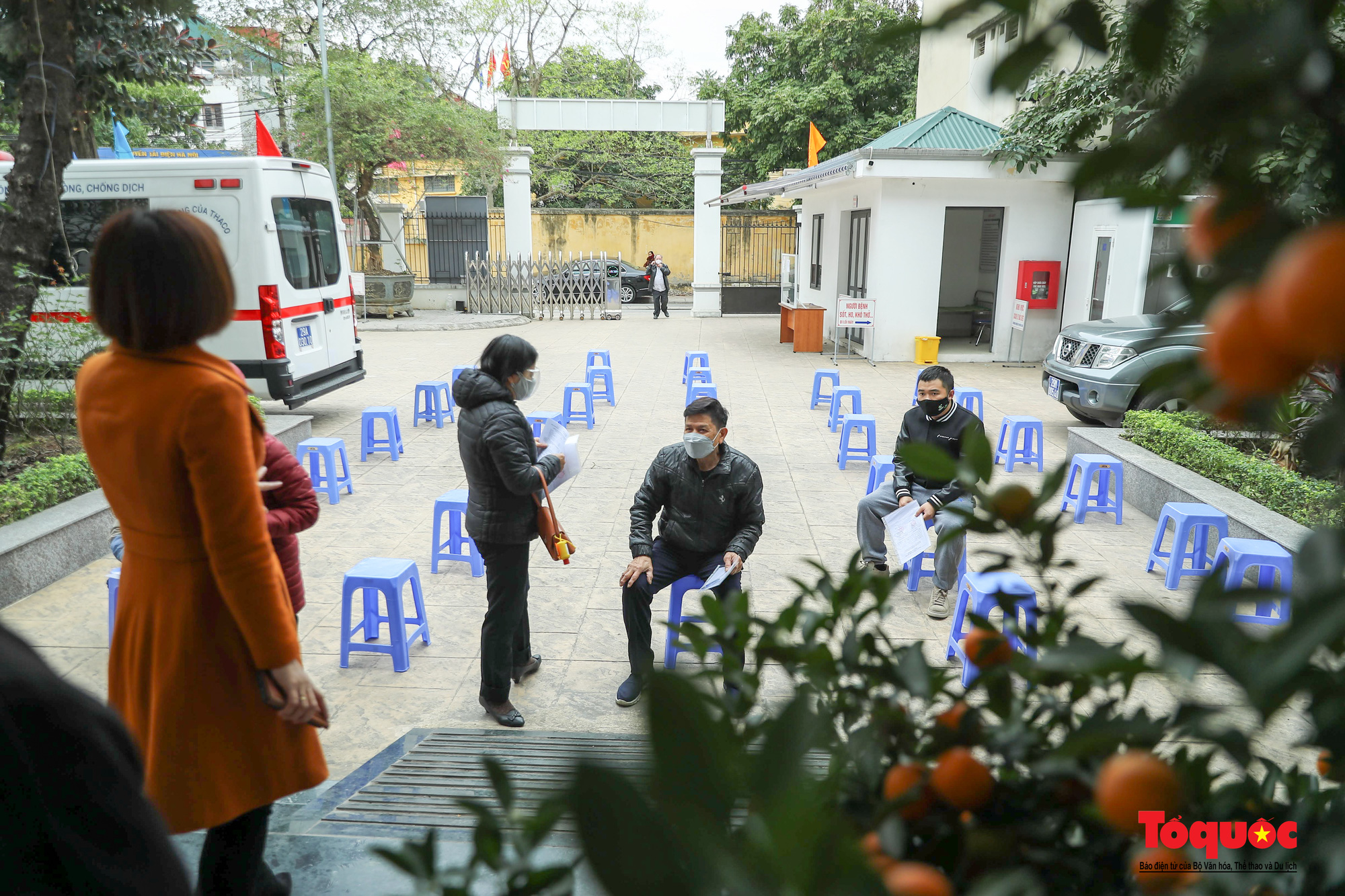 Hà Nội: Người dân xếp hàng đi tiêm Vaccine Covid 19 sáng mùng 2 Tết - Ảnh 4.