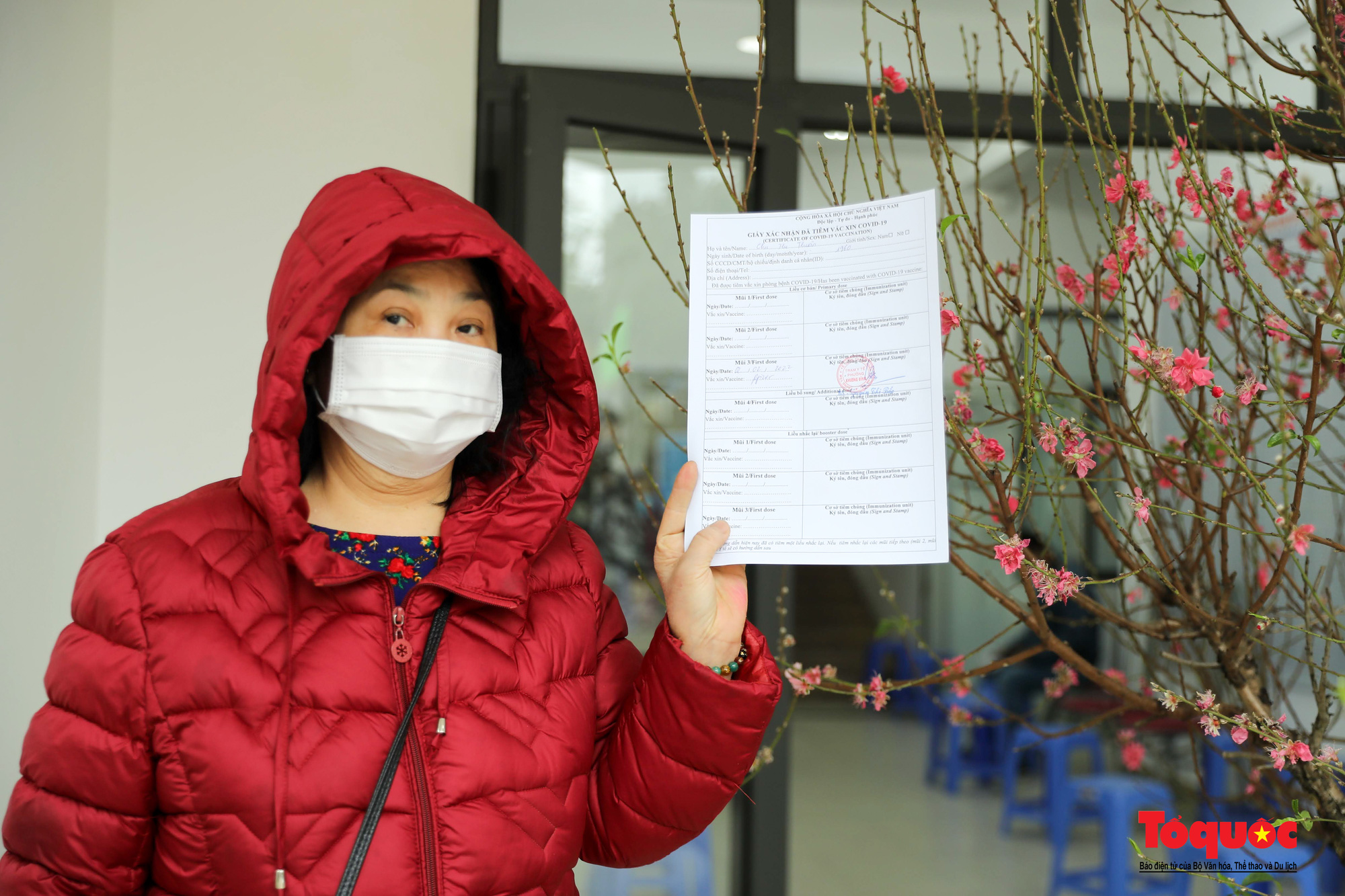 Hà Nội: Người dân xếp hàng đi tiêm Vaccine Covid 19 sáng mùng 2 Tết - Ảnh 19.