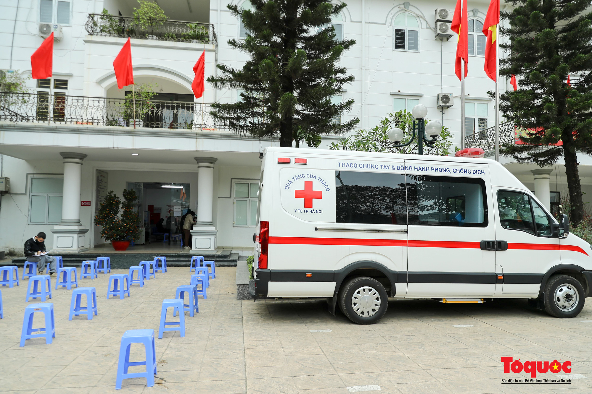 Hà Nội: Người dân xếp hàng đi tiêm Vaccine Covid 19 sáng mùng 2 Tết - Ảnh 14.
