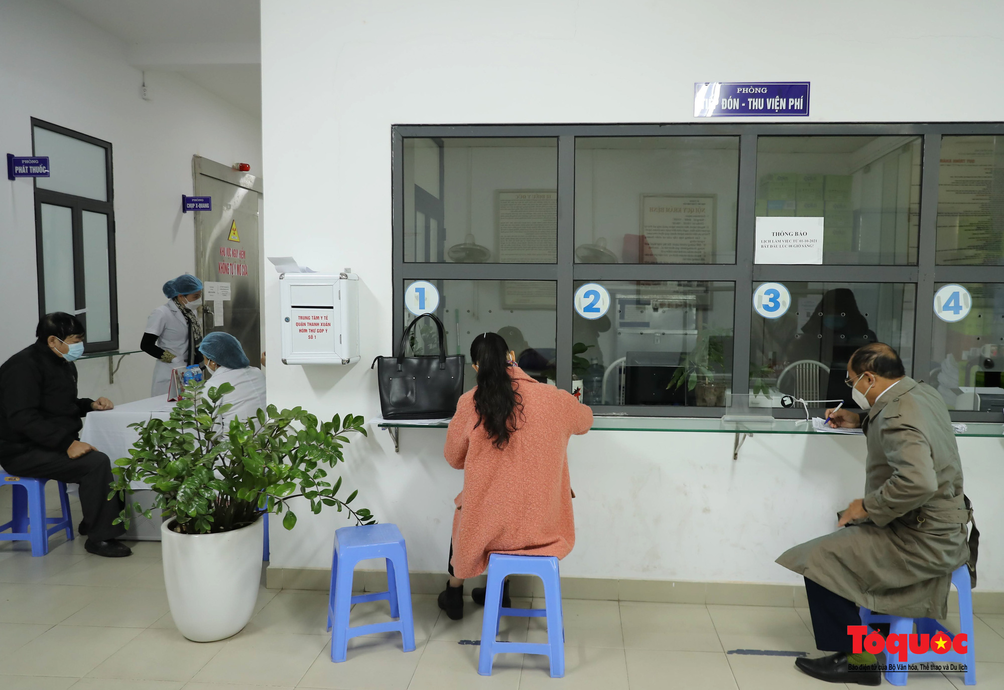 Hà Nội: Người dân xếp hàng đi tiêm Vaccine Covid 19 sáng mùng 2 Tết - Ảnh 7.